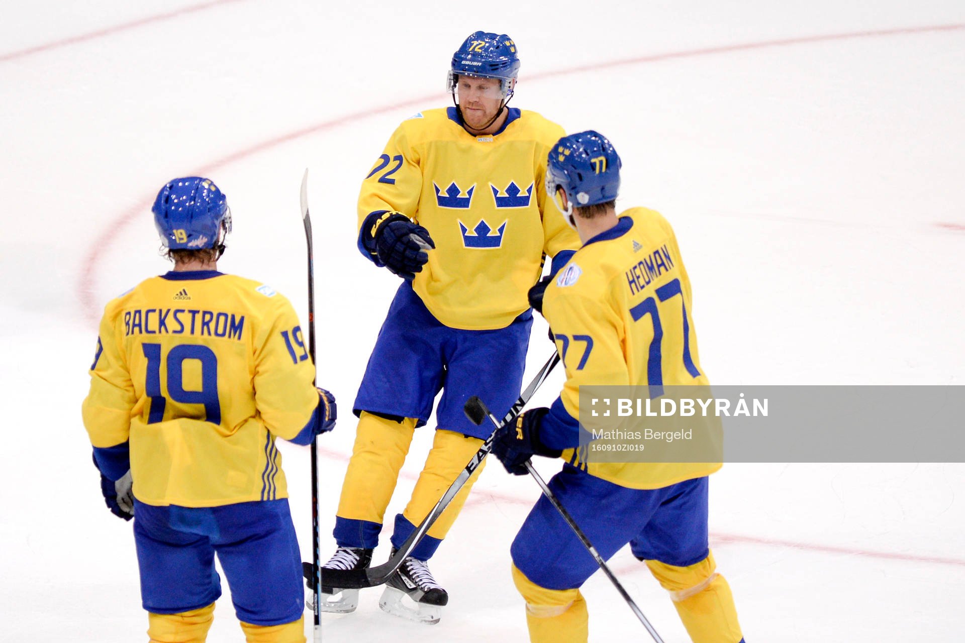 Sveriges Nicklas Bäckström och Victor Hedman jublar med