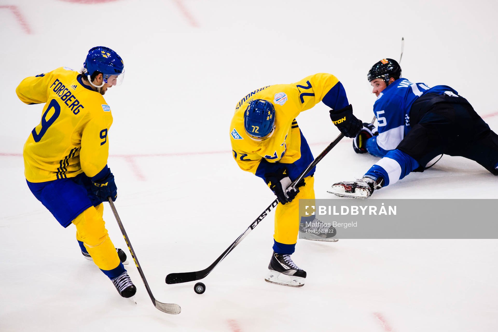 Sveriges Filip Forsberg och Patric Hörnqvist  anfaller mot