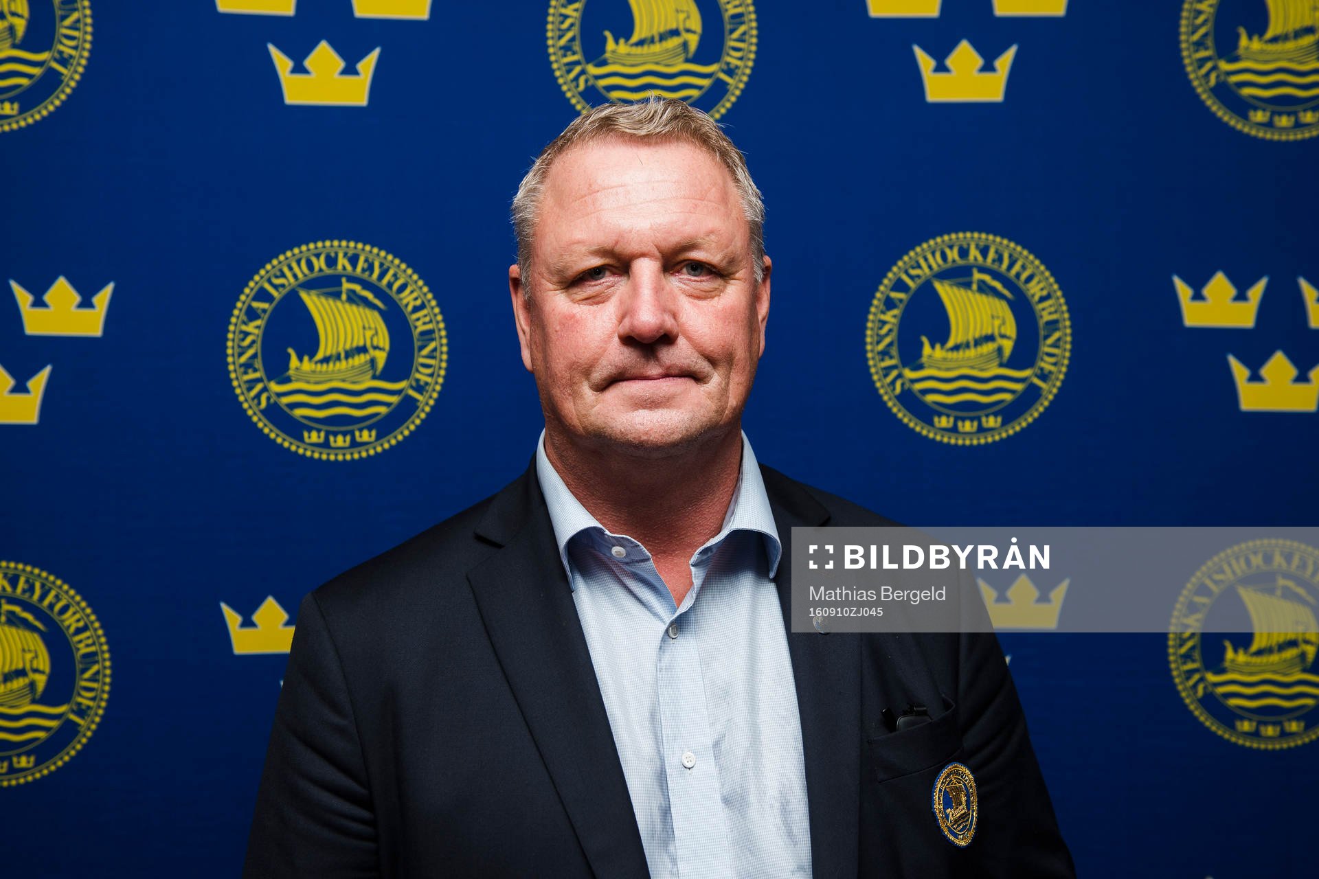 poserar för ett porträtt