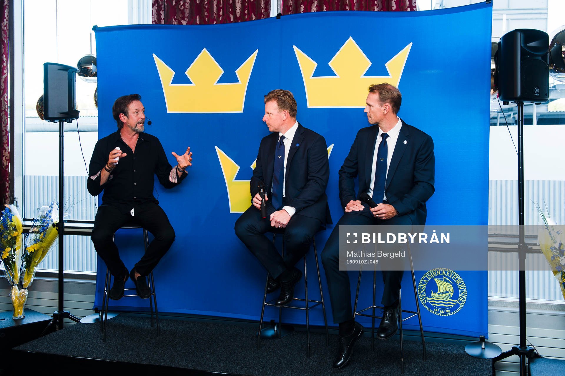 Åke Unger pratar med Daniel Alfredsson och Nicklas