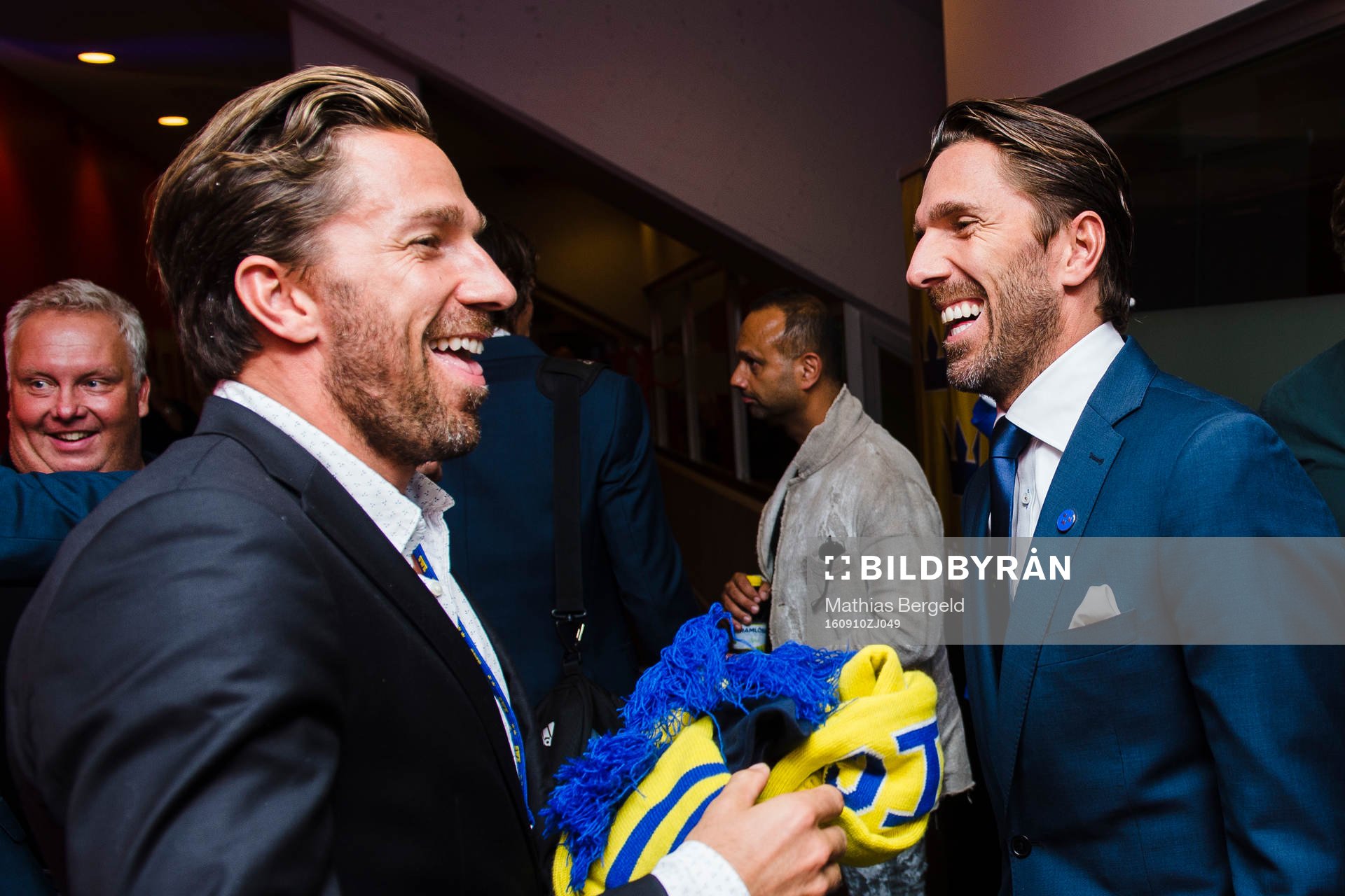 Joel Lundqvist pratar med Henrik Lundqvist
