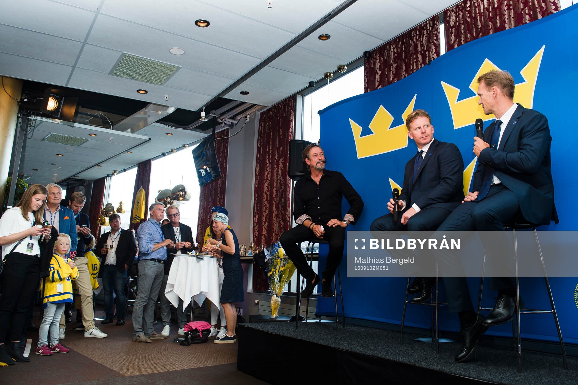 Gäster ser Åke Unger prata med Daniel Alfredsson och