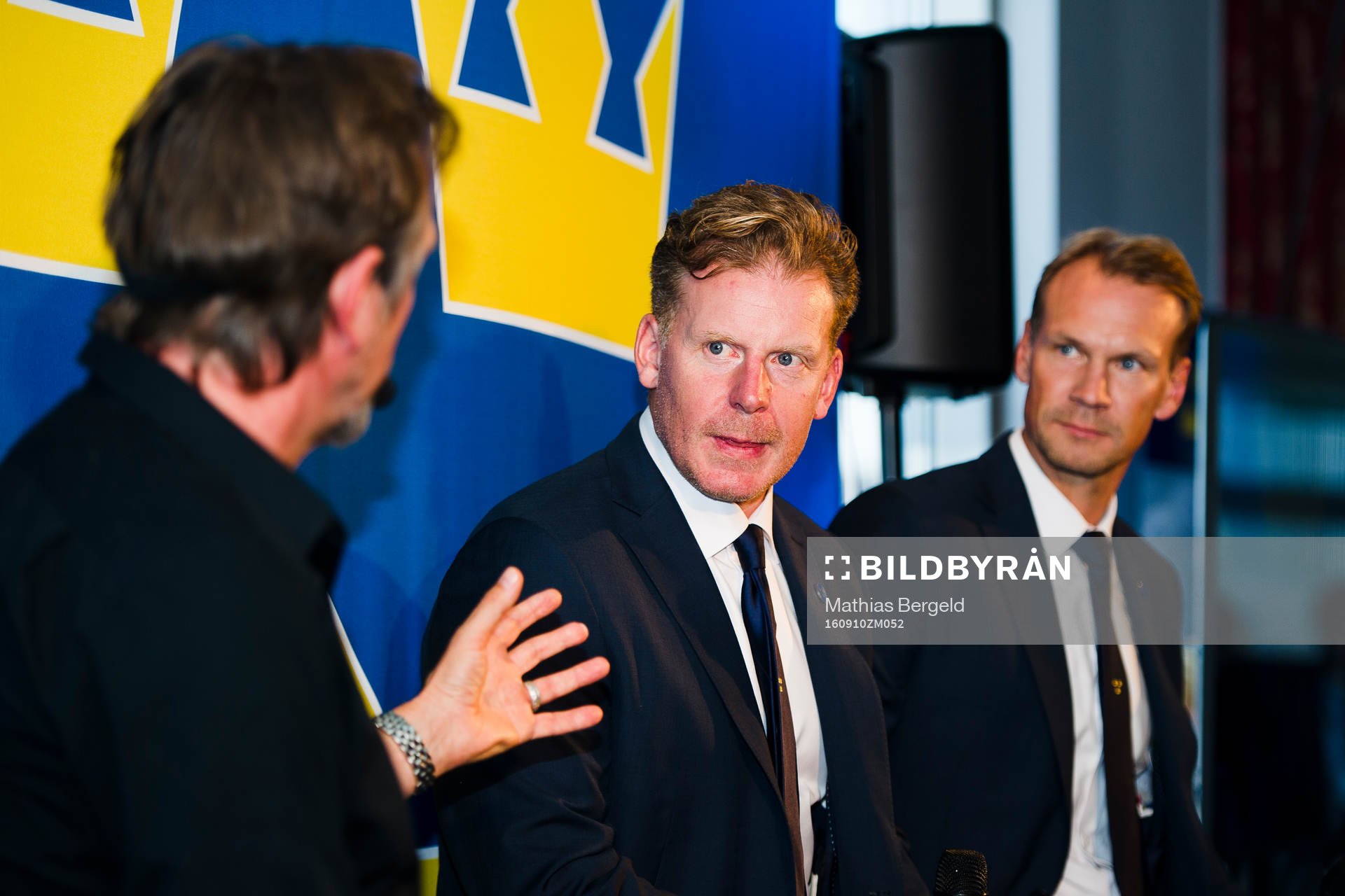 Åke Unger pratar med Daniel Alfredsson och Nicklas
