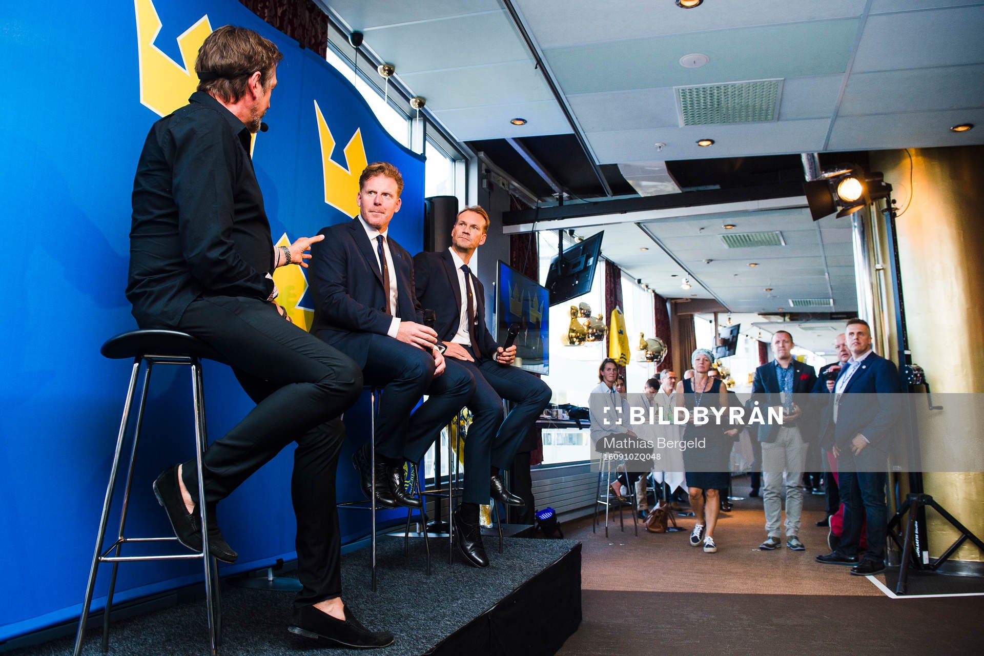 Åke Unger pratar med Daniel Alfredsson och Nicklas