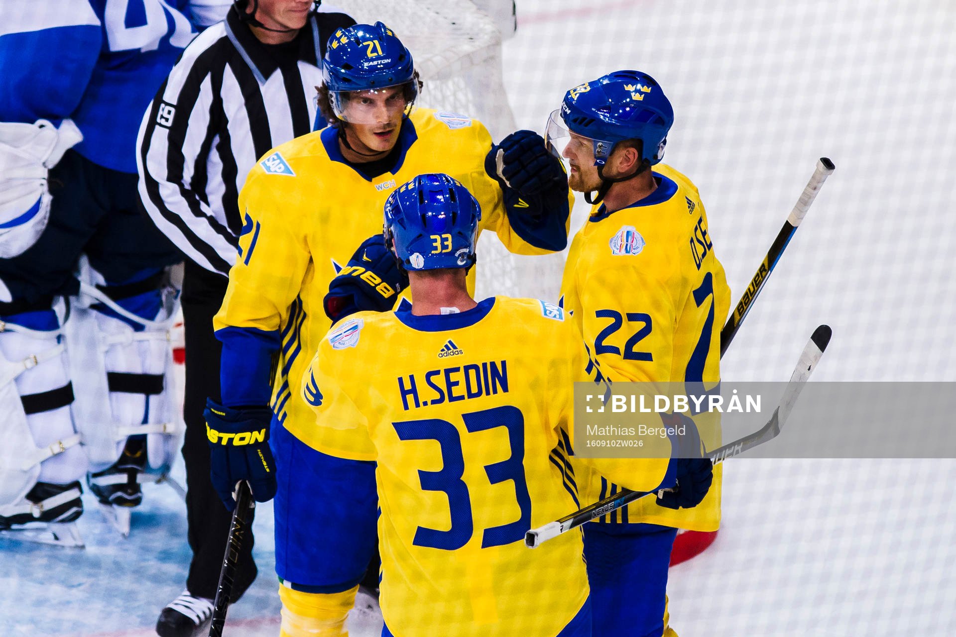 Sveriges Loui Eriksson gör 2-0 och jublar med Henrik Sedin