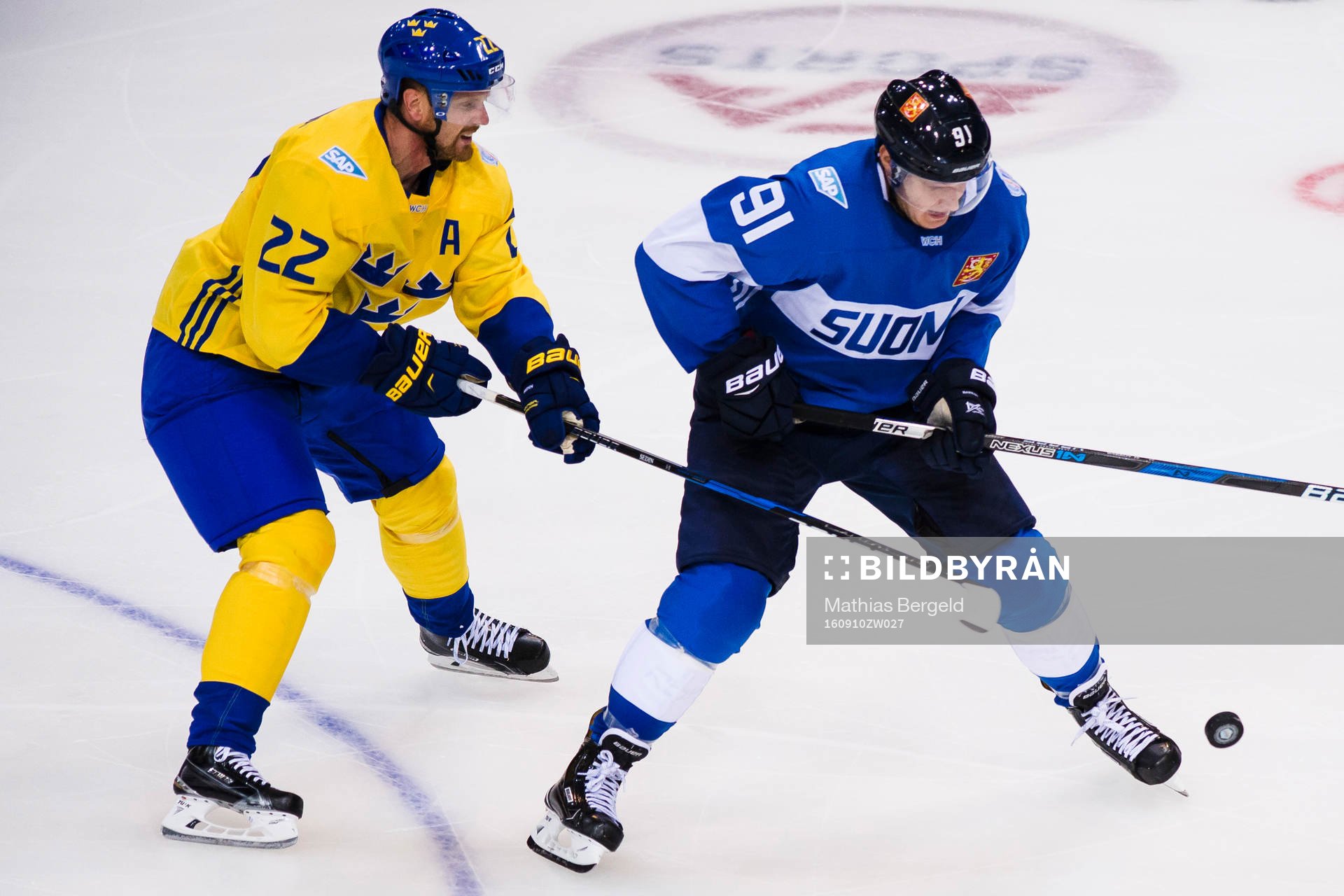 Sveriges Daniel Sedin försvarar mot Finlands Aleksander