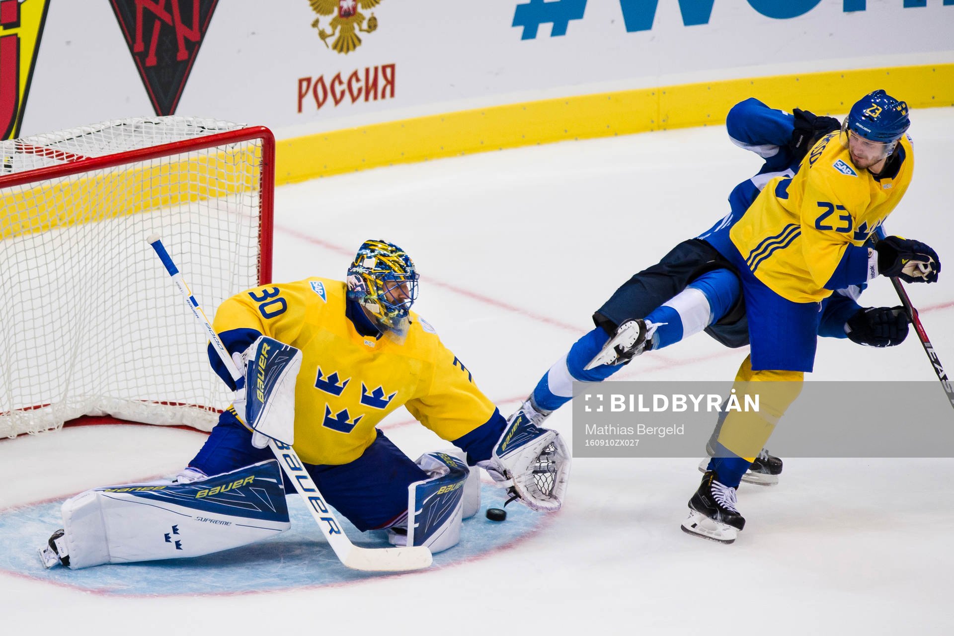 Sveriges målvakt Henrik Lundqvist räddar ett skott