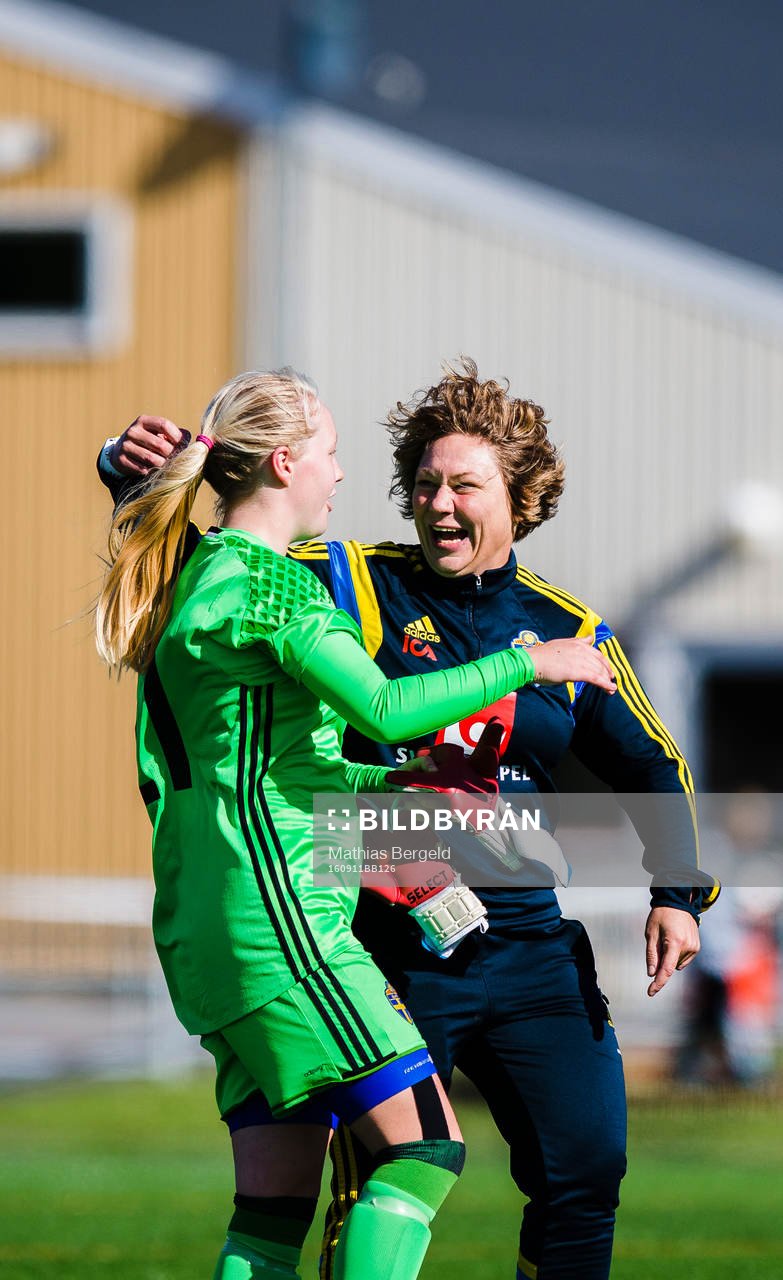 Sveriges målvakt Julia Langörgen och förbundskapten Katarina Dunder Olsson jublar efter slutsignal i F15 - landskampen i fotboll mellan Sverige och Norge den 11 September 2016 i Öckerö.