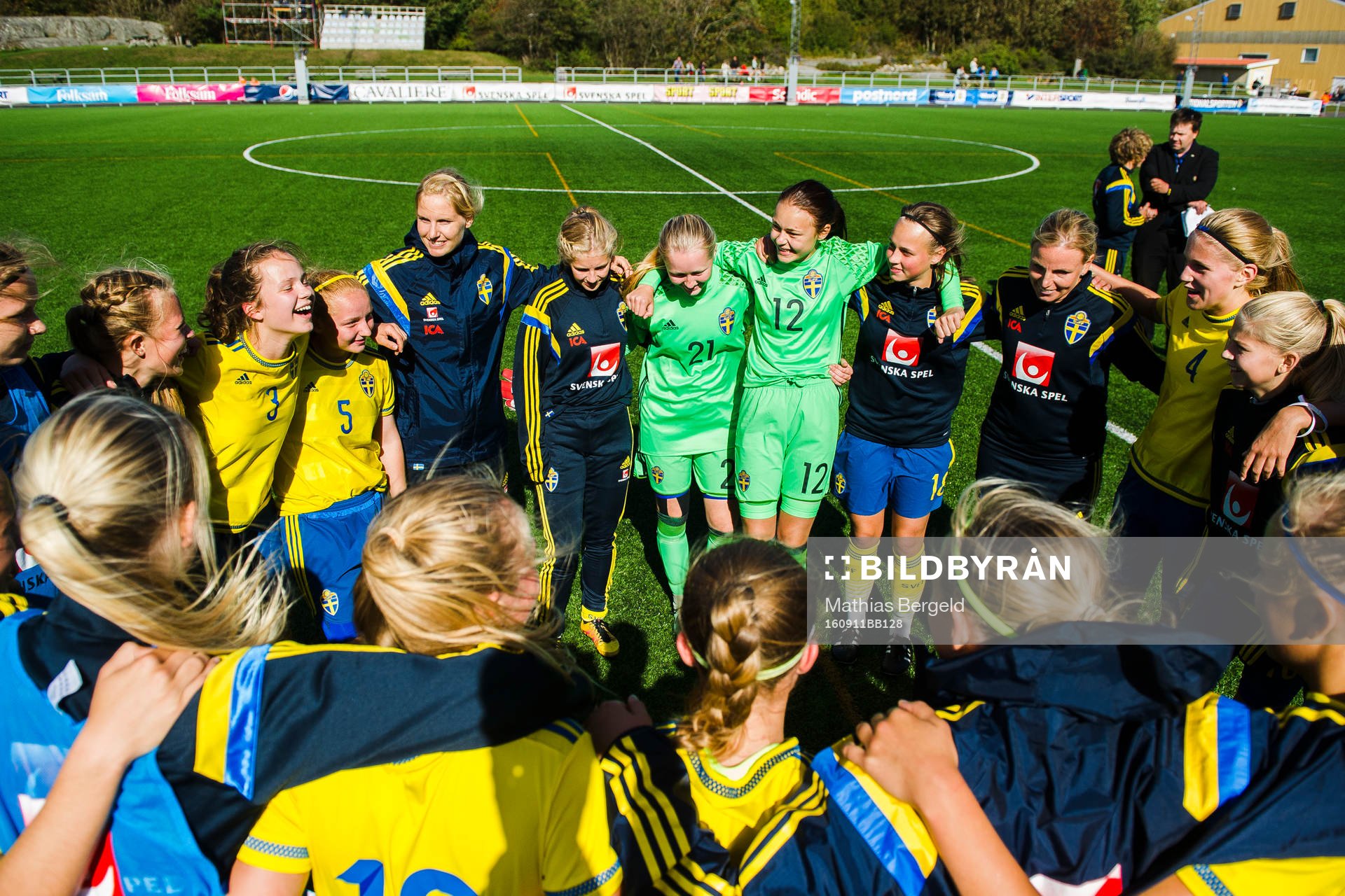 Sveriges spelare samlas i en ring efter F15 - landskampen i fotboll mellan Sverige och Norge den 11 September 2016 i Öckerö.