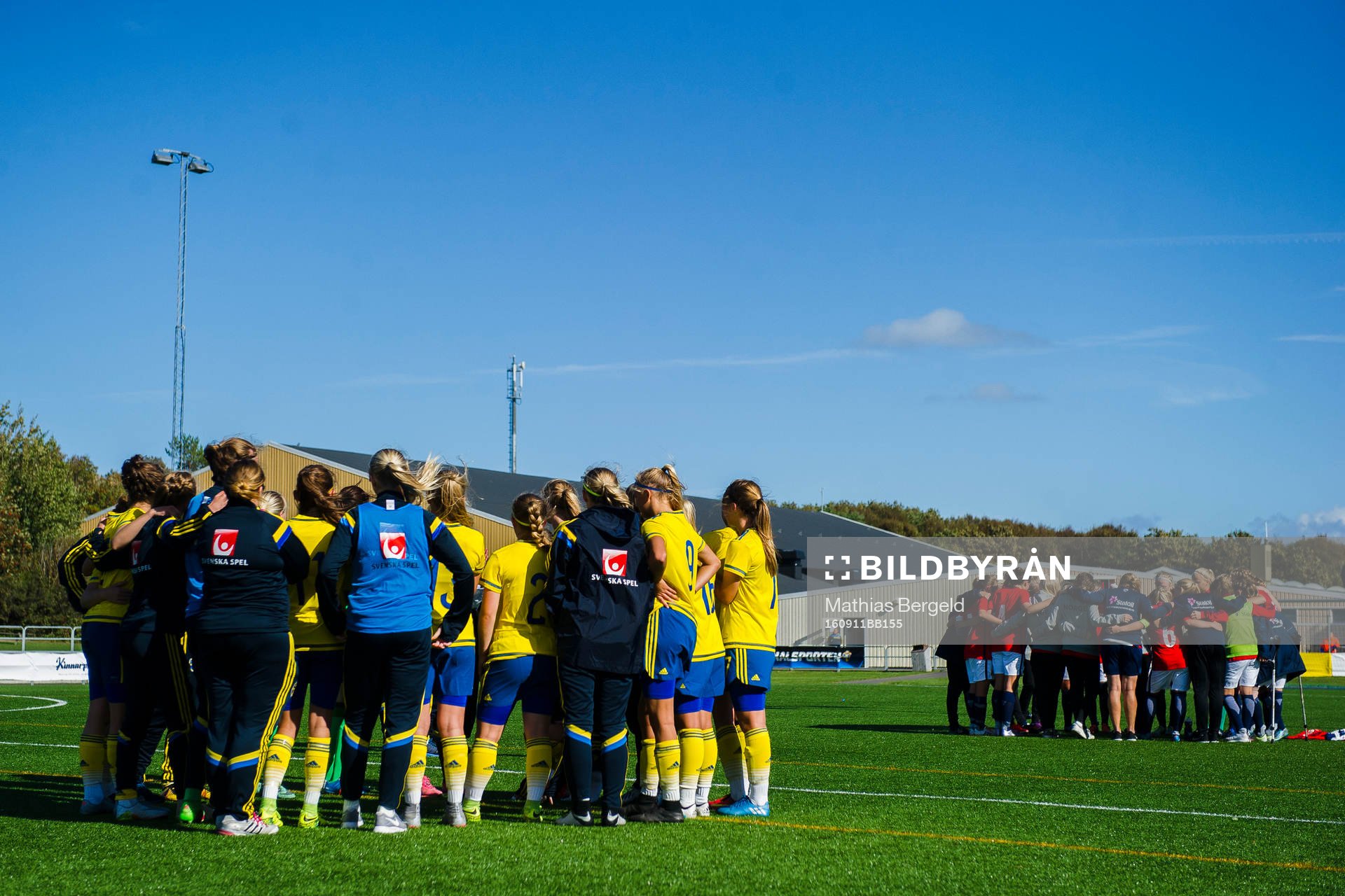 Sveriges och Norges spelare samlas i en ring