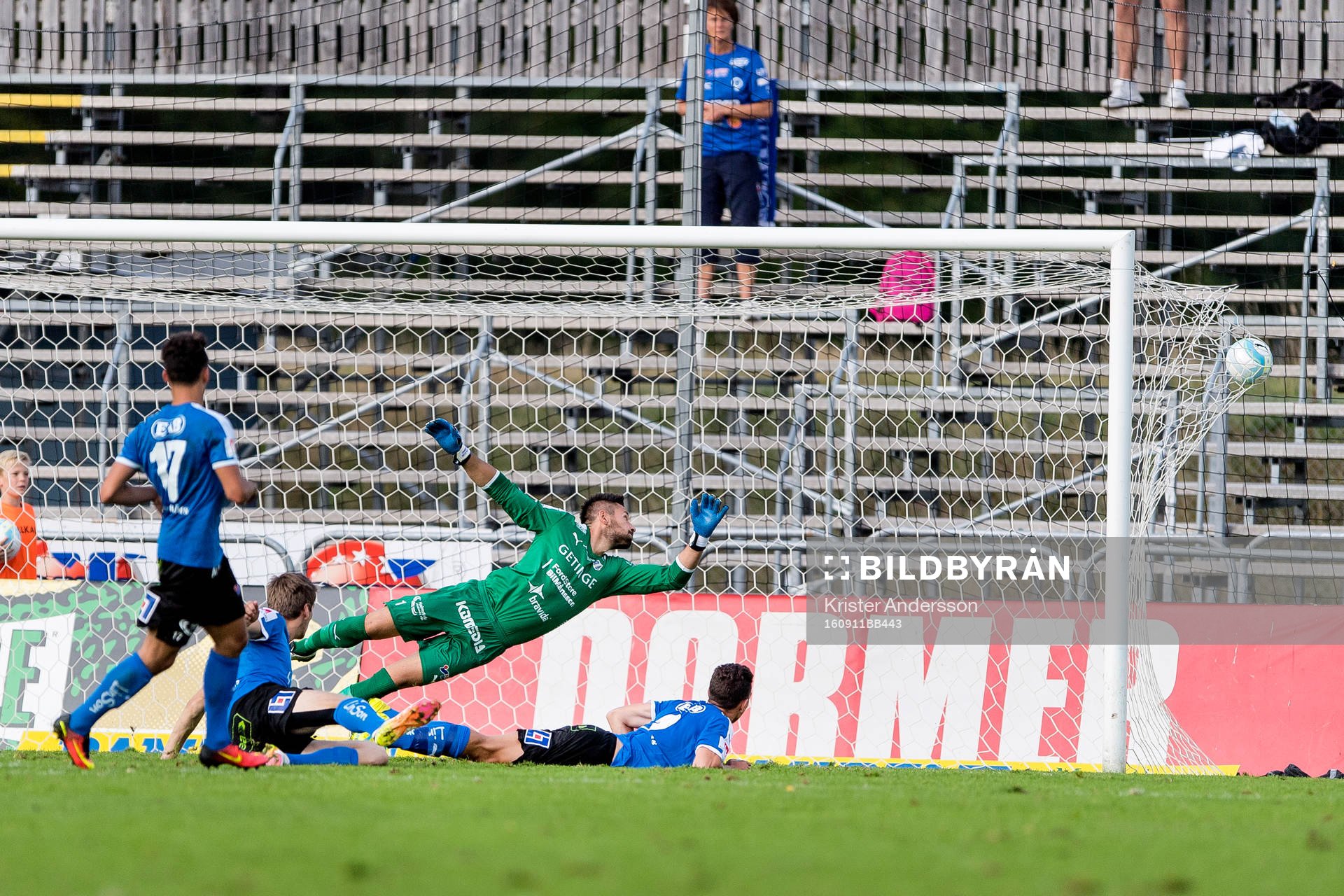 Halmstads målvakt Stojan Lukic ser bollen gå in i mål