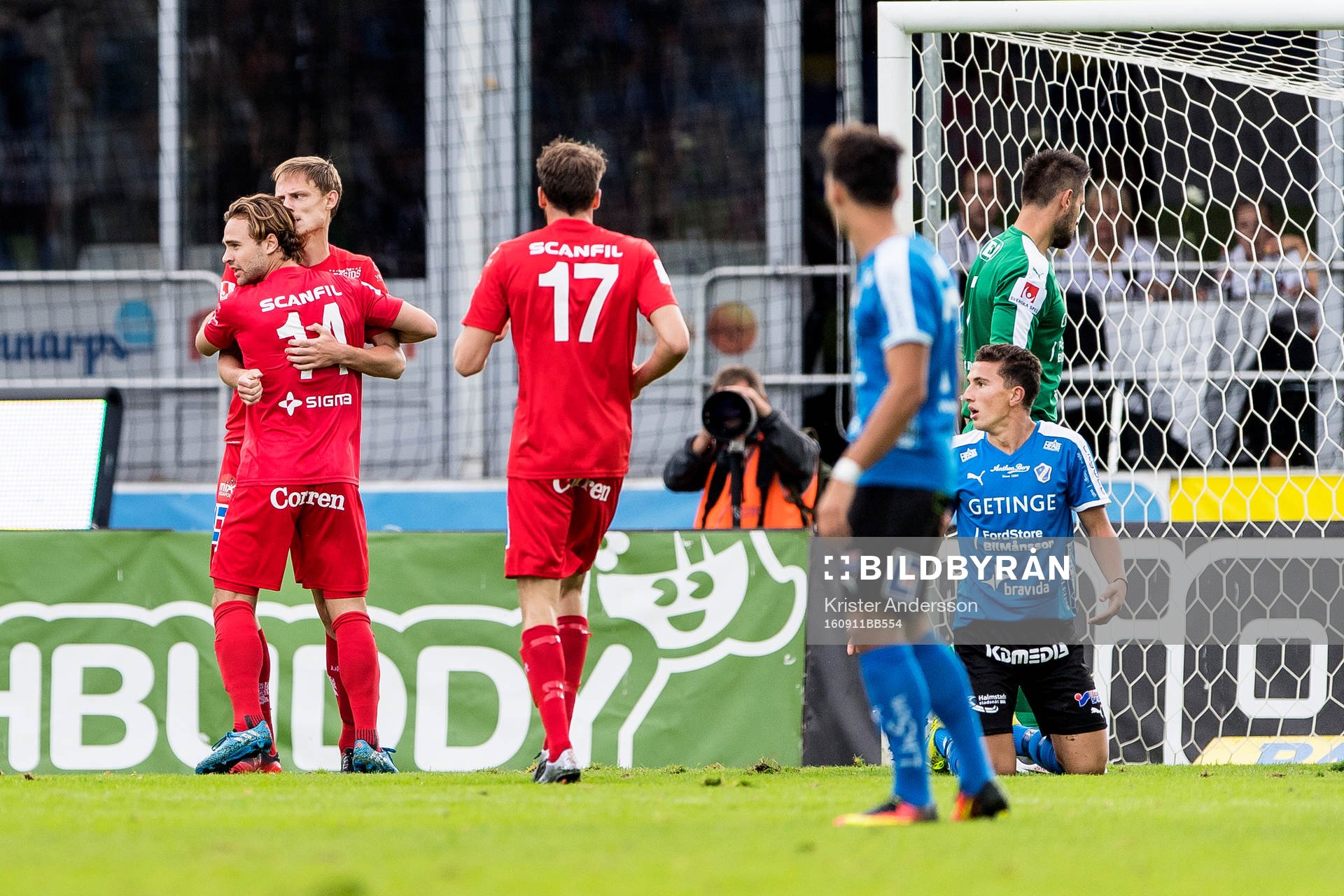 Åtvidabergs Simon Alexandersson har gjort 0-1 och jublar tillsammans med Simon Helg under fotbollsmatchen i Superettan mellan Halmstad och Åtvidaberg den 11 september 2016 i Halmstad.