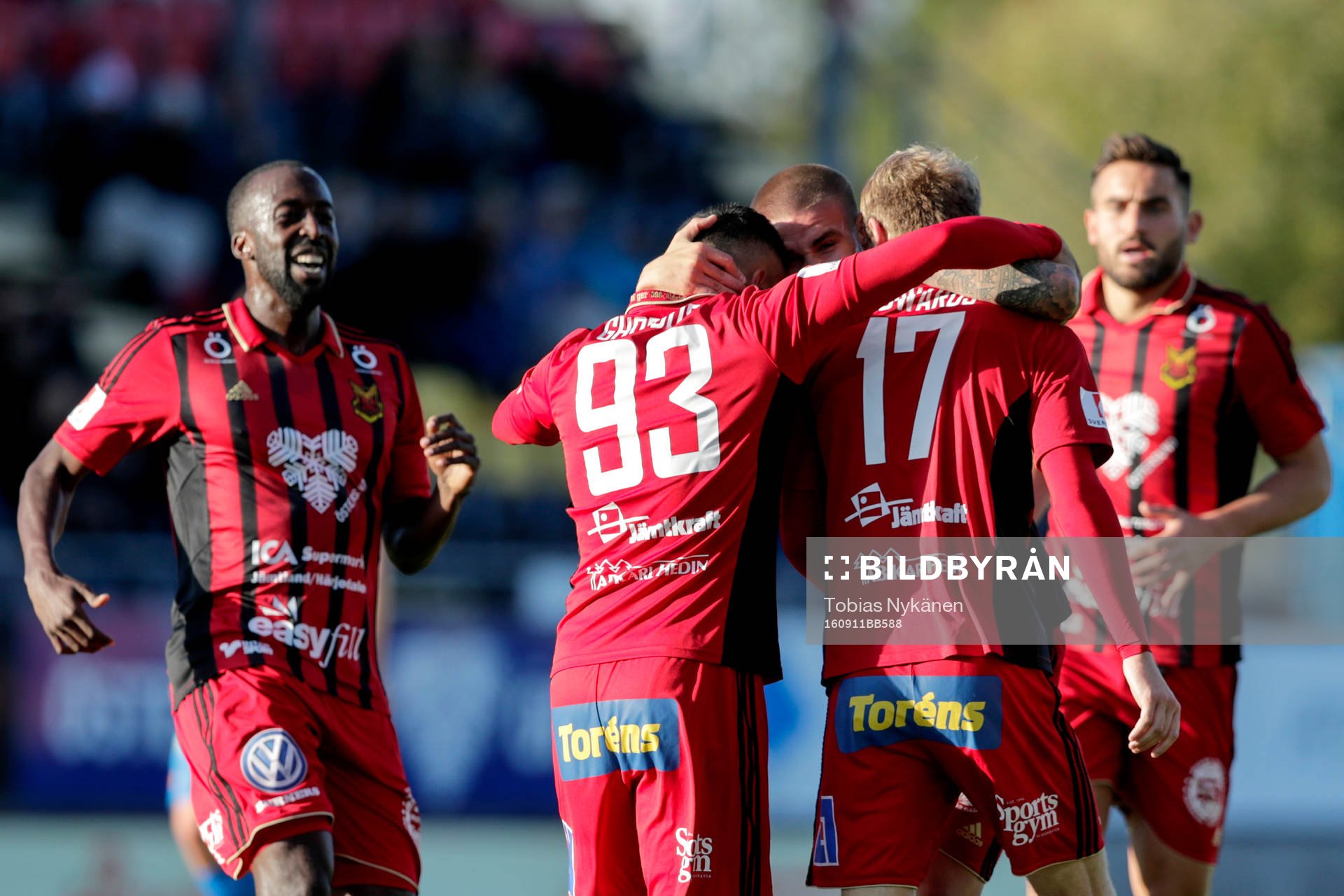 Östersunds Curtis Edwards  jublar med lagkamrater