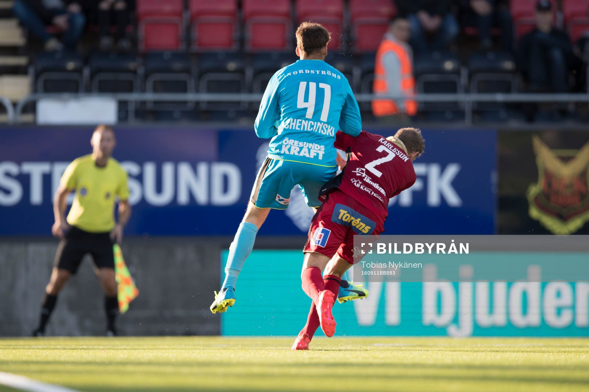 Östersunds Stefan Karlsson mot Helsingborgs målvakt Tomer