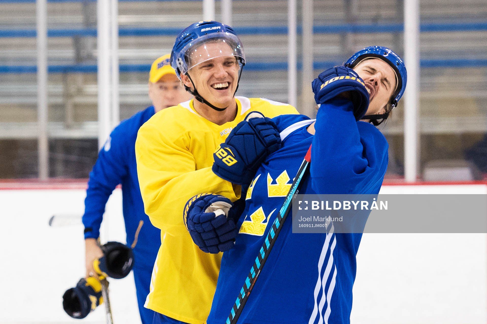 Jakob Silfverberg och Erik Karlsson skojar med varandra