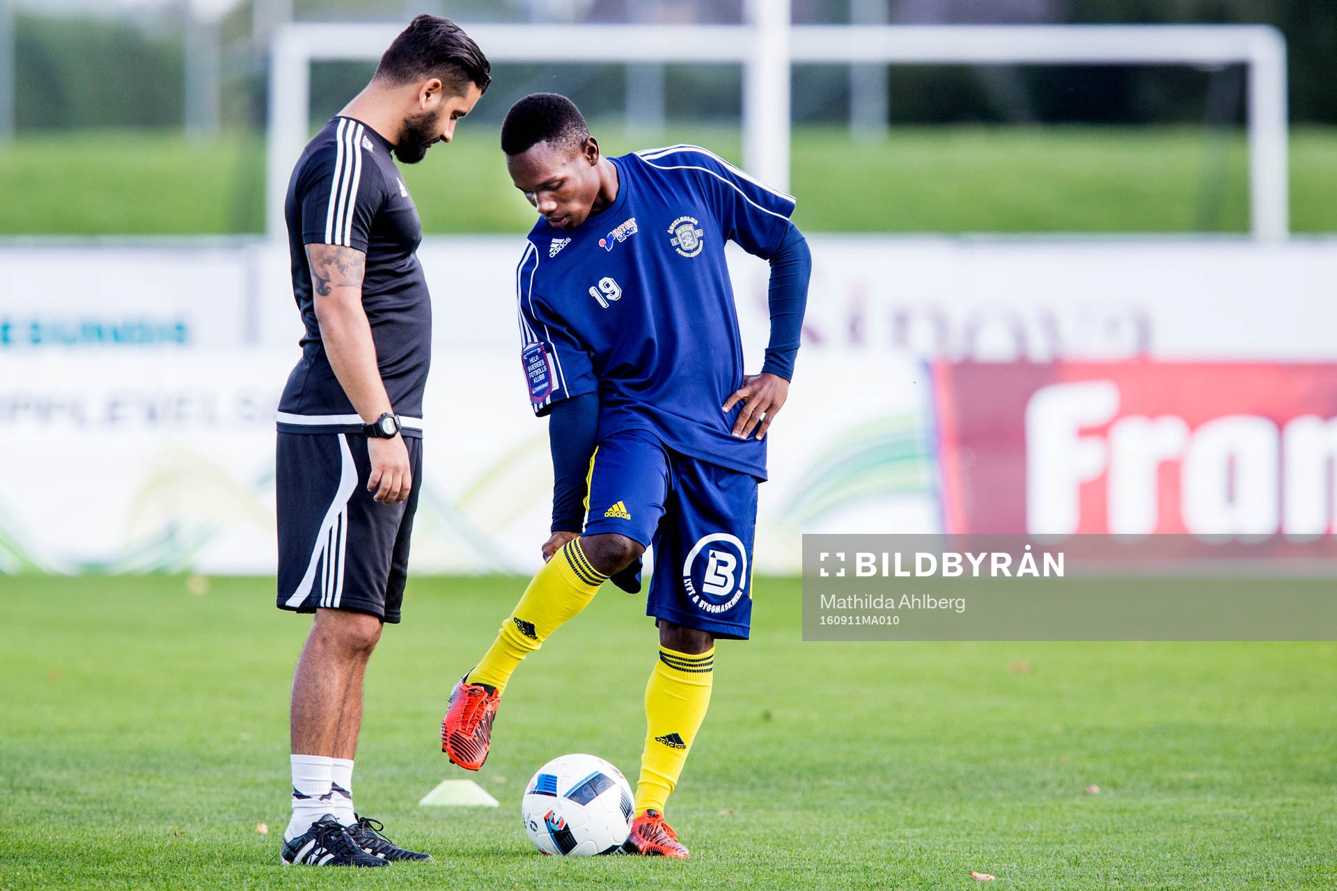 Ängelholms assisterande tränare David Roufpanah pratar med Prince Adjesi inför fotbollsmatchen i Superettan mellan Ängelholm och Ljungskile den 11 september 2016 i Ängelholm.