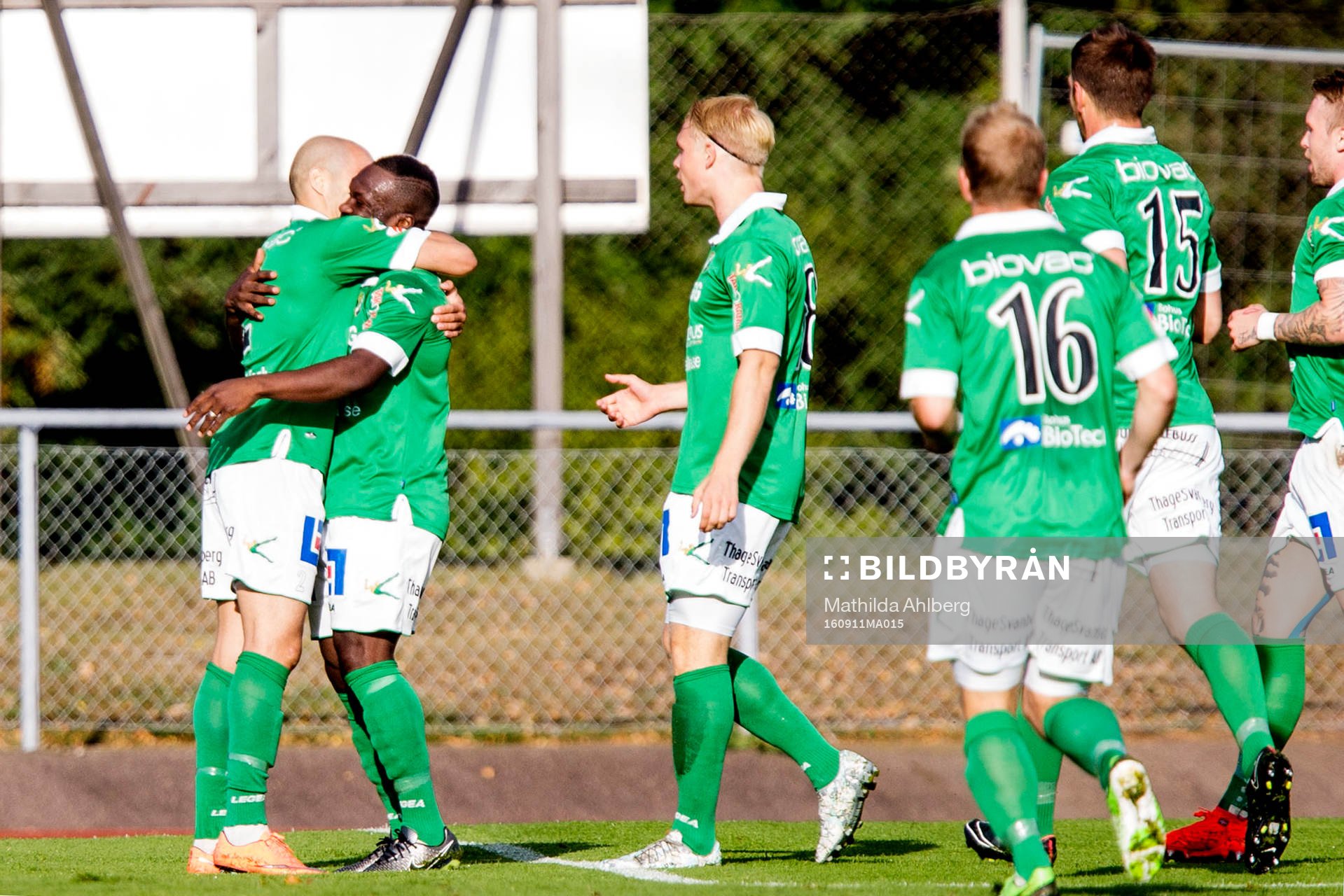 Ljungskiles Ahmed Suleiman jublar med lagkamrater