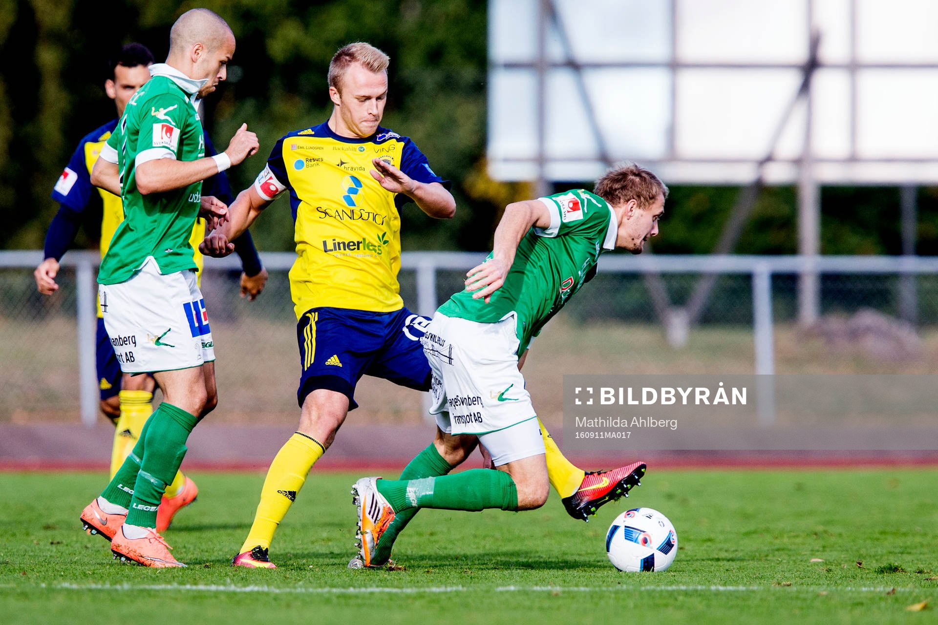Ljungskiles spelare försöker stoppa Ängelholms Christian