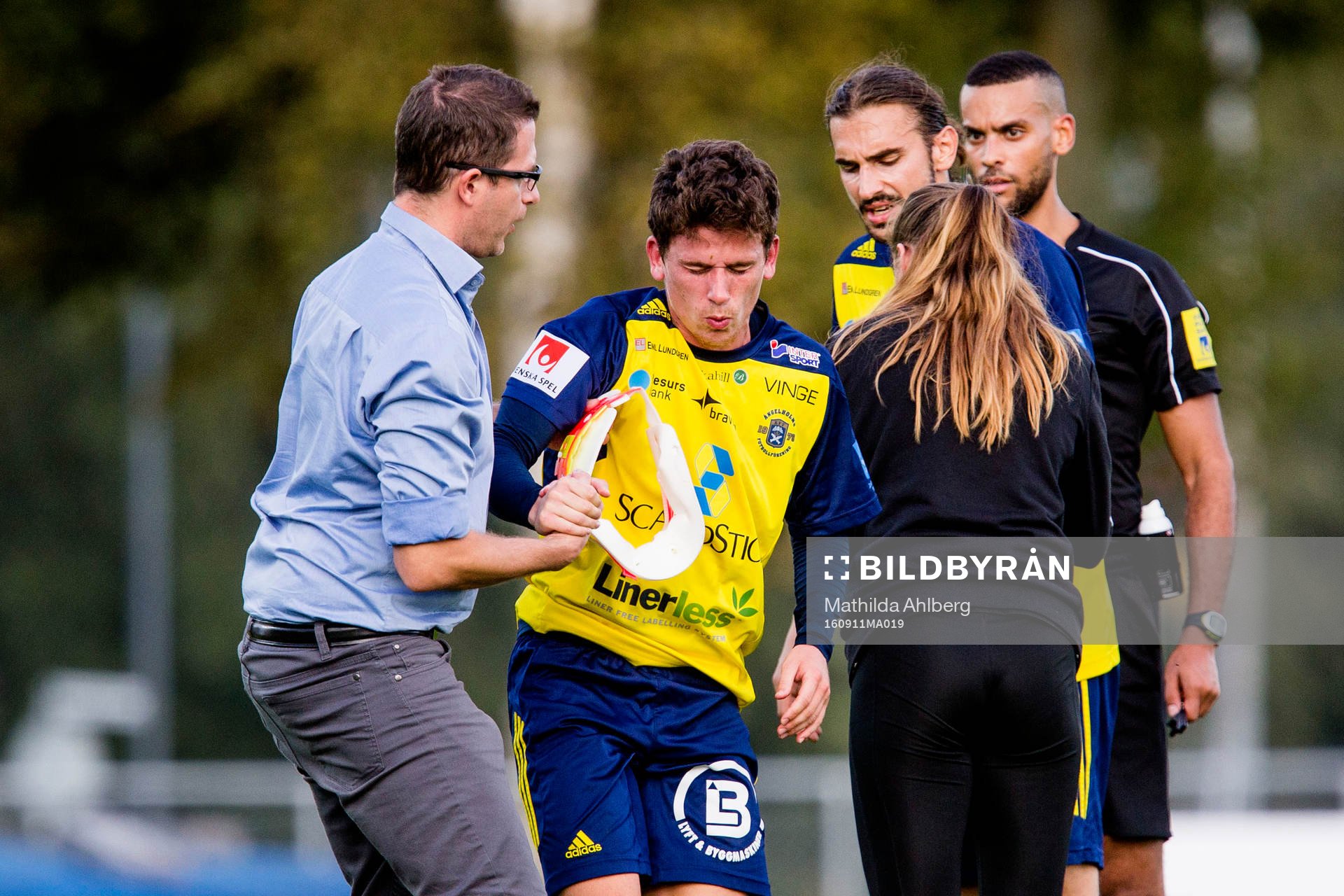 Ängelholms Ardian Rexhepi får hjälp upp