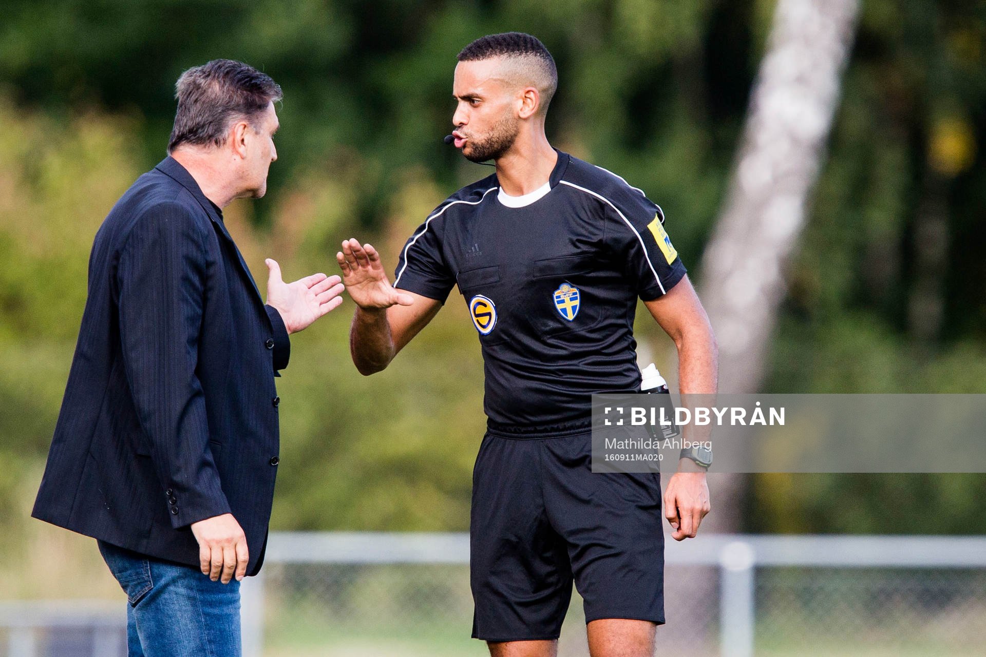 Ljungskiles tränare Zoran Lukic i diskussion med domaren Farouk Nehdi under fotbollsmatchen i Superettan mellan Ängelholm och Ljungskile den 11 september 2016 i Ängelholm.