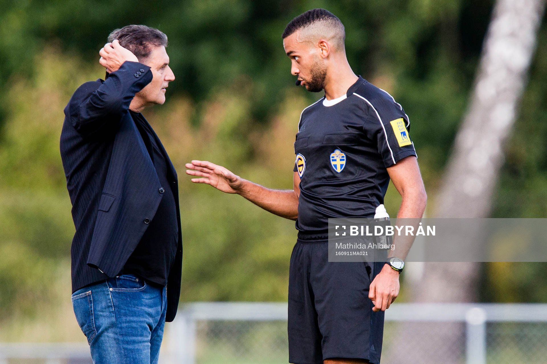 Ljungskiles tränare Zoran Lukic  i diskussion med domaren