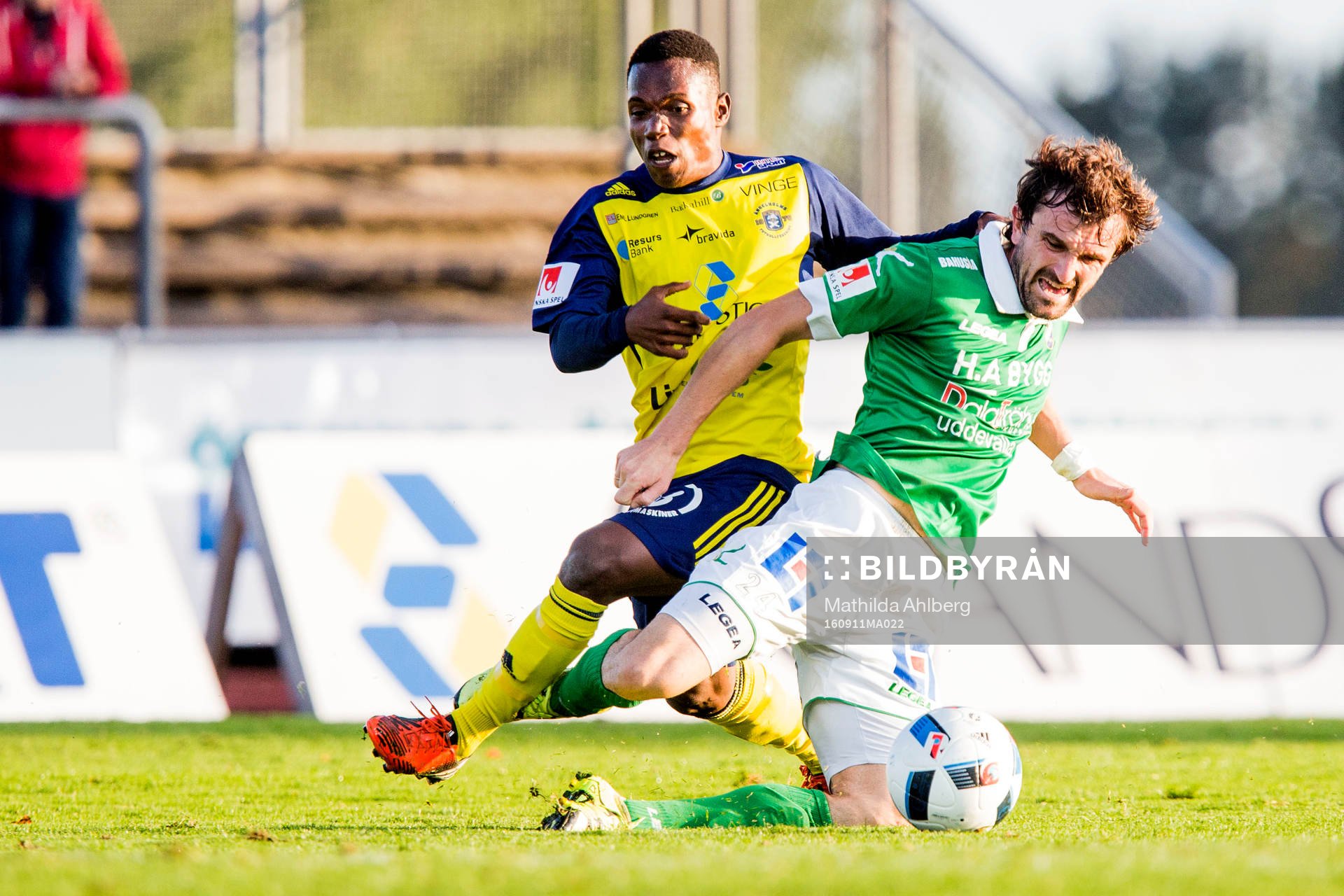 Ängelholms Prince Adjesi och Ljungskiles Aleksandar Kitic under fotbollsmatchen i Superettan mellan Ängelholm och Ljungskile den 11 september 2016 i Ängelholm.