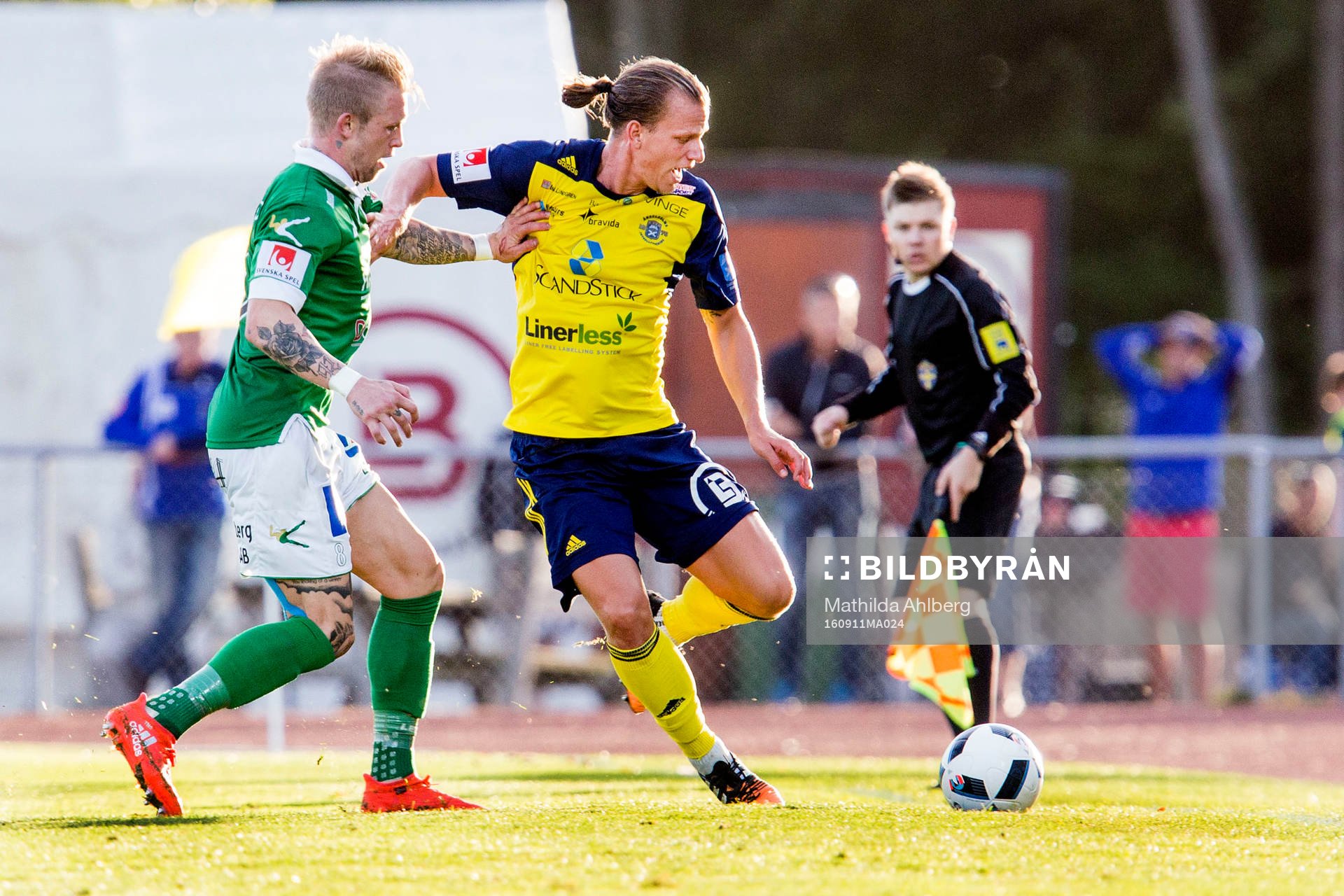 Ängelholms Sebastian Carlsén i duell med Ljungskiles spelare under fotbollsmatchen i Superettan mellan Ängelholm och Ljungskile den 11 september 2016 i Ängelholm.