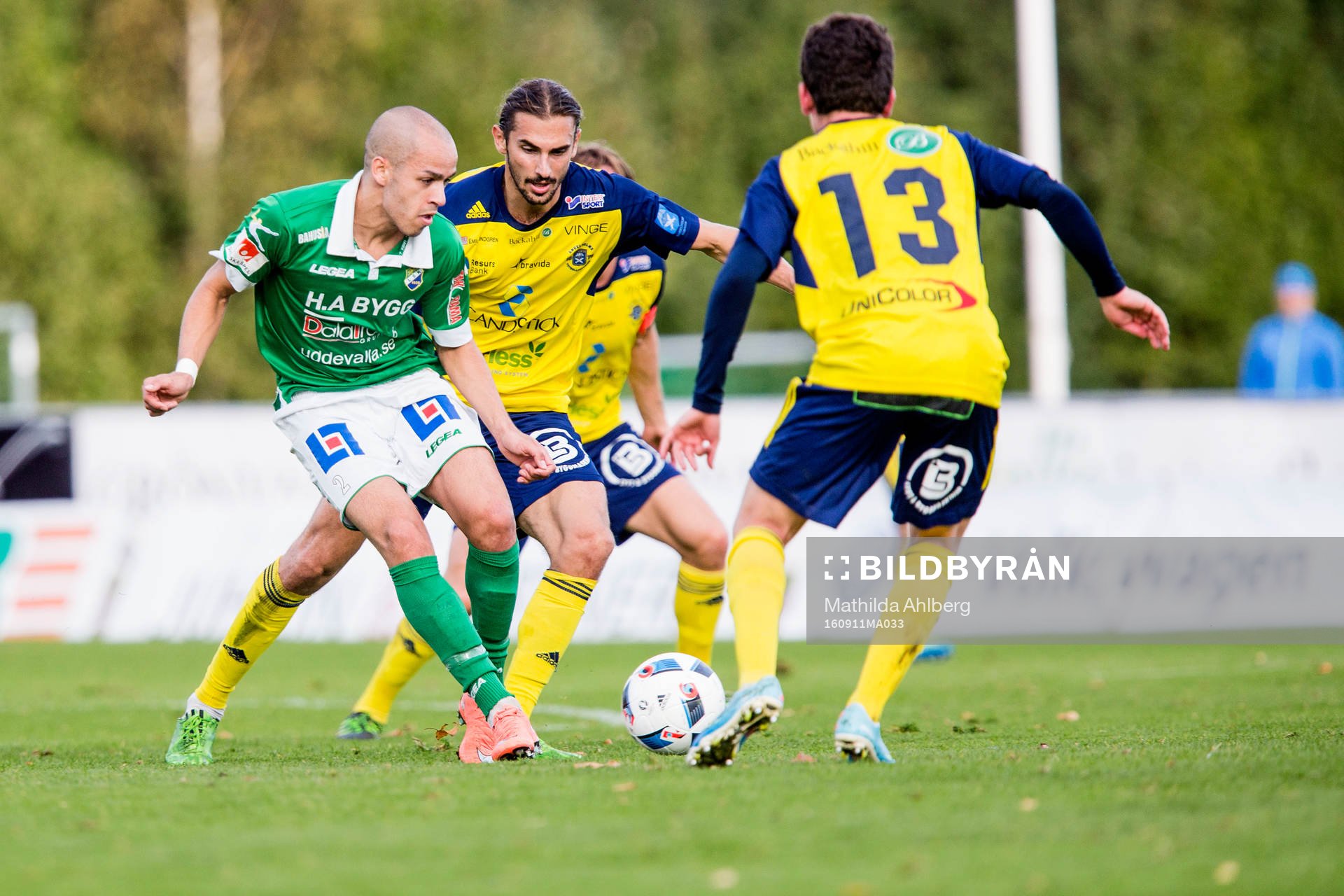 Ljungskiles Ahmed El-Amrani försöker dribbla sig förbi