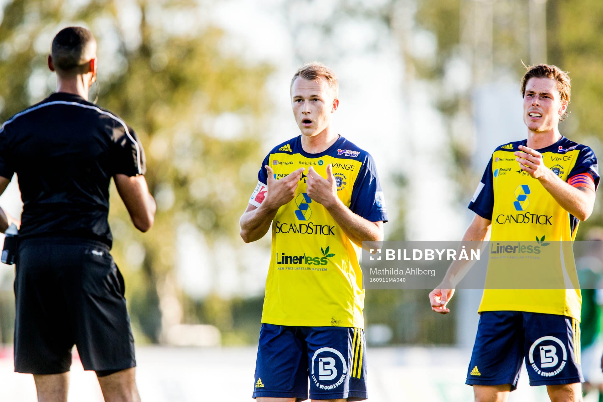 Domaren Farouk Nehdi i diskussion med Ängelholms Christian