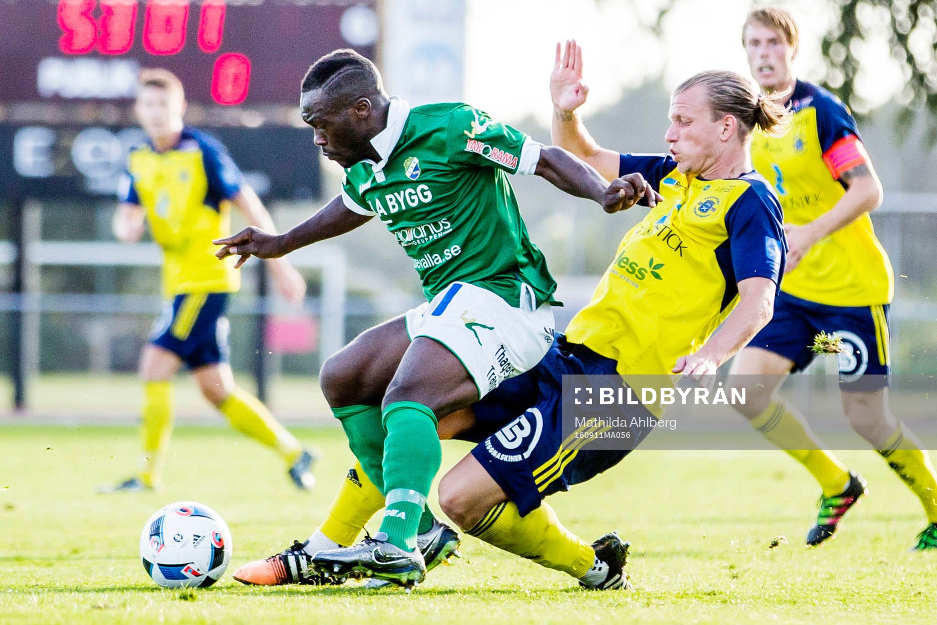 Ljungskiles Ahmed Suleiman och Ängelholms Sebastian Carlsén i duell under fotbollsmatchen i Superettan mellan Ängelholm och Ljungskile den 11 september 2016 i Ängelholm.