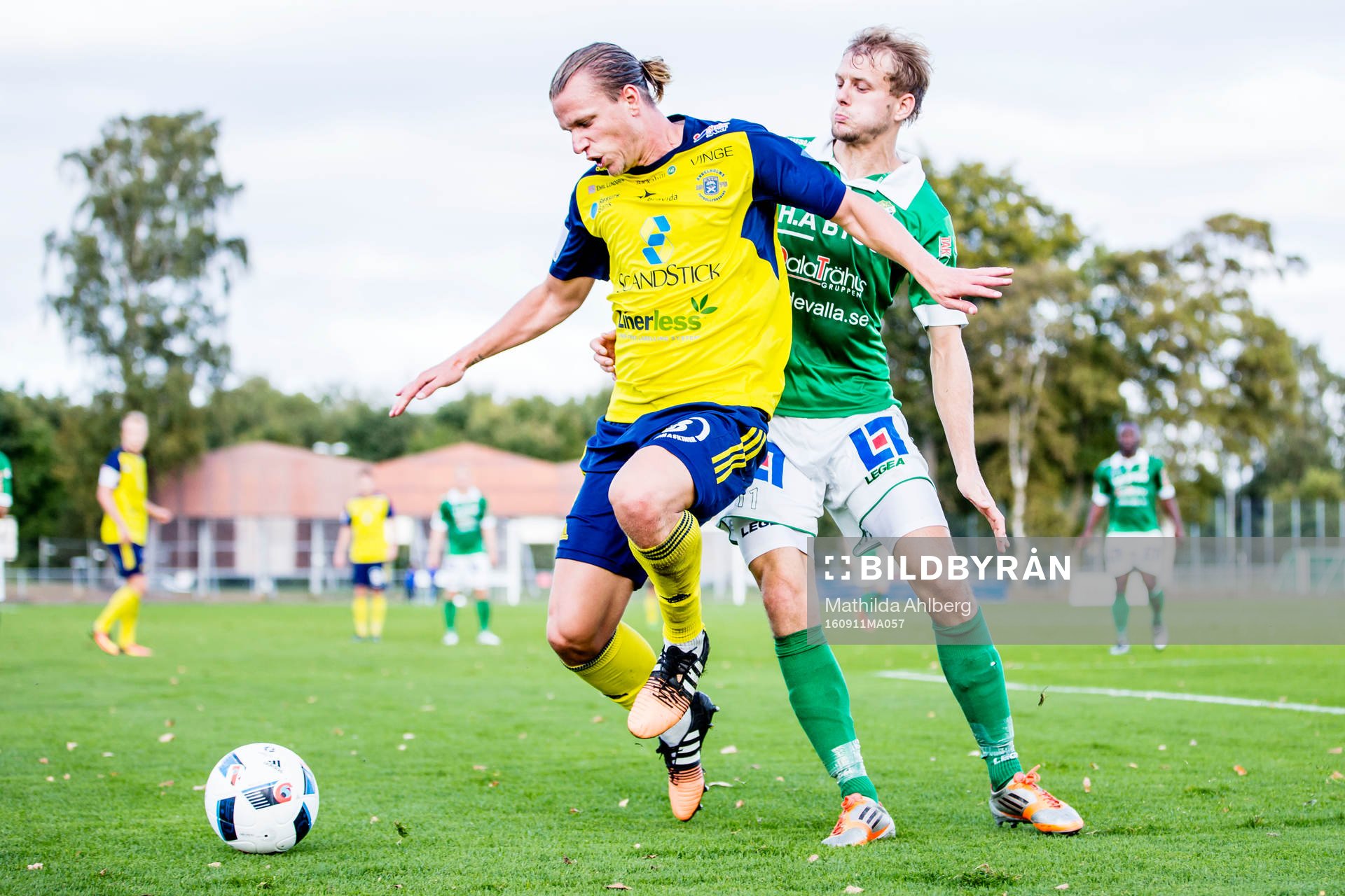 Ängelholms Sebastian Carlsén och Ljungskiles Jakob Olsson i duell under fotbollsmatchen i Superettan mellan Ängelholm och Ljungskile den 11 september 2016 i Ängelholm.