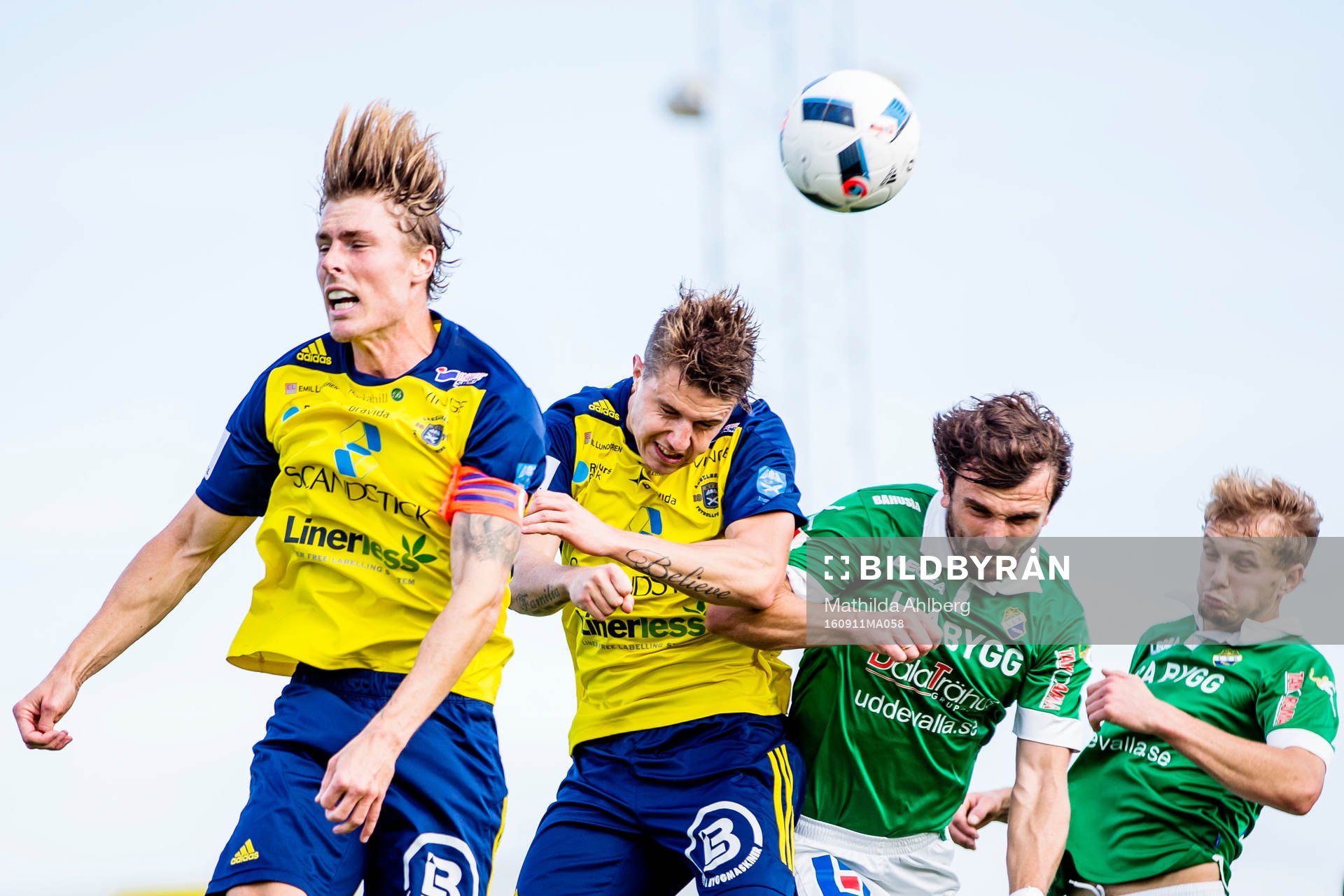 Ängelholms och Ljungskiles spelare nickar