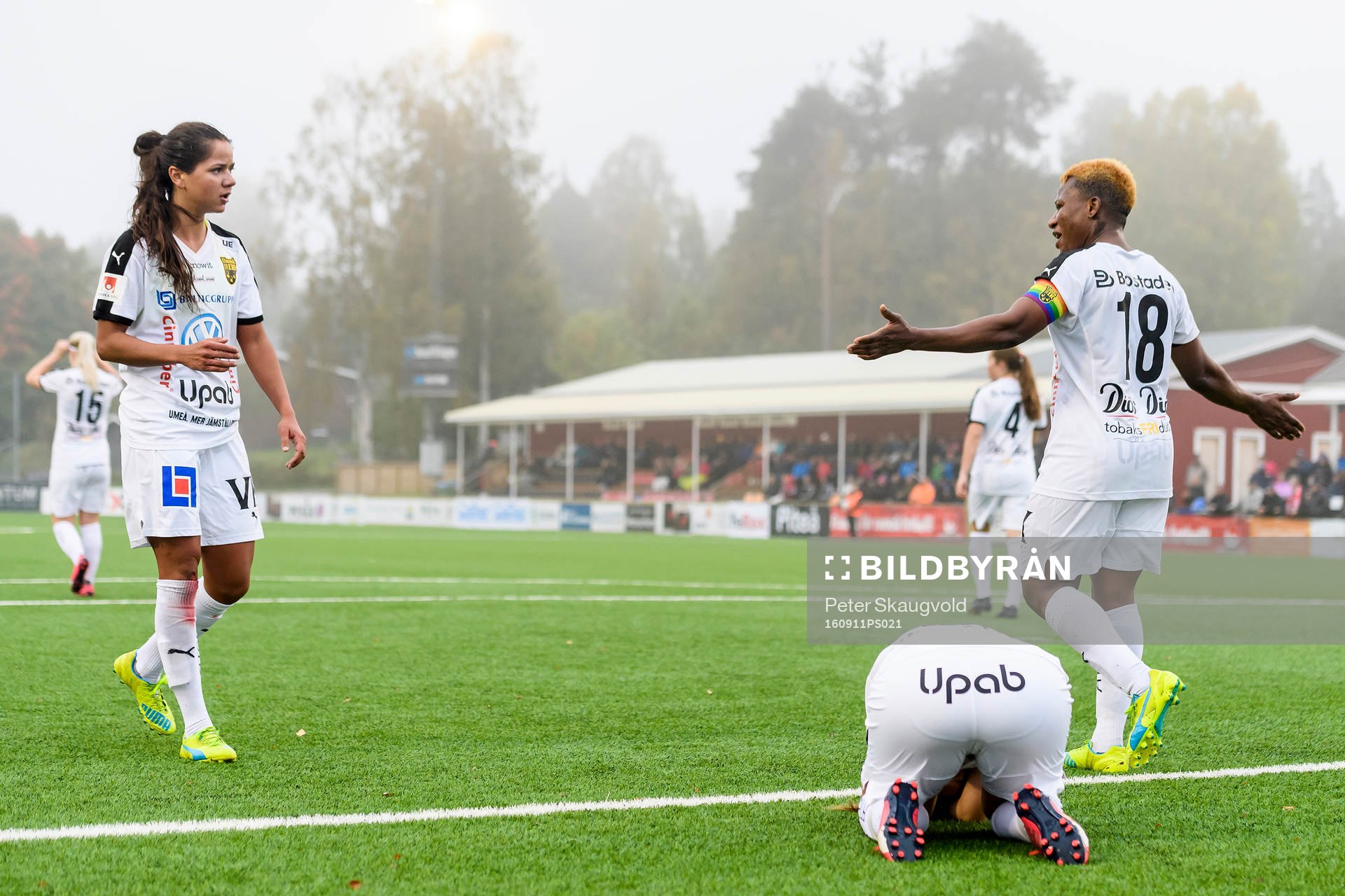 Umeås Sabrina Henriksson (v) Fanny Hjelm (m) och Rita