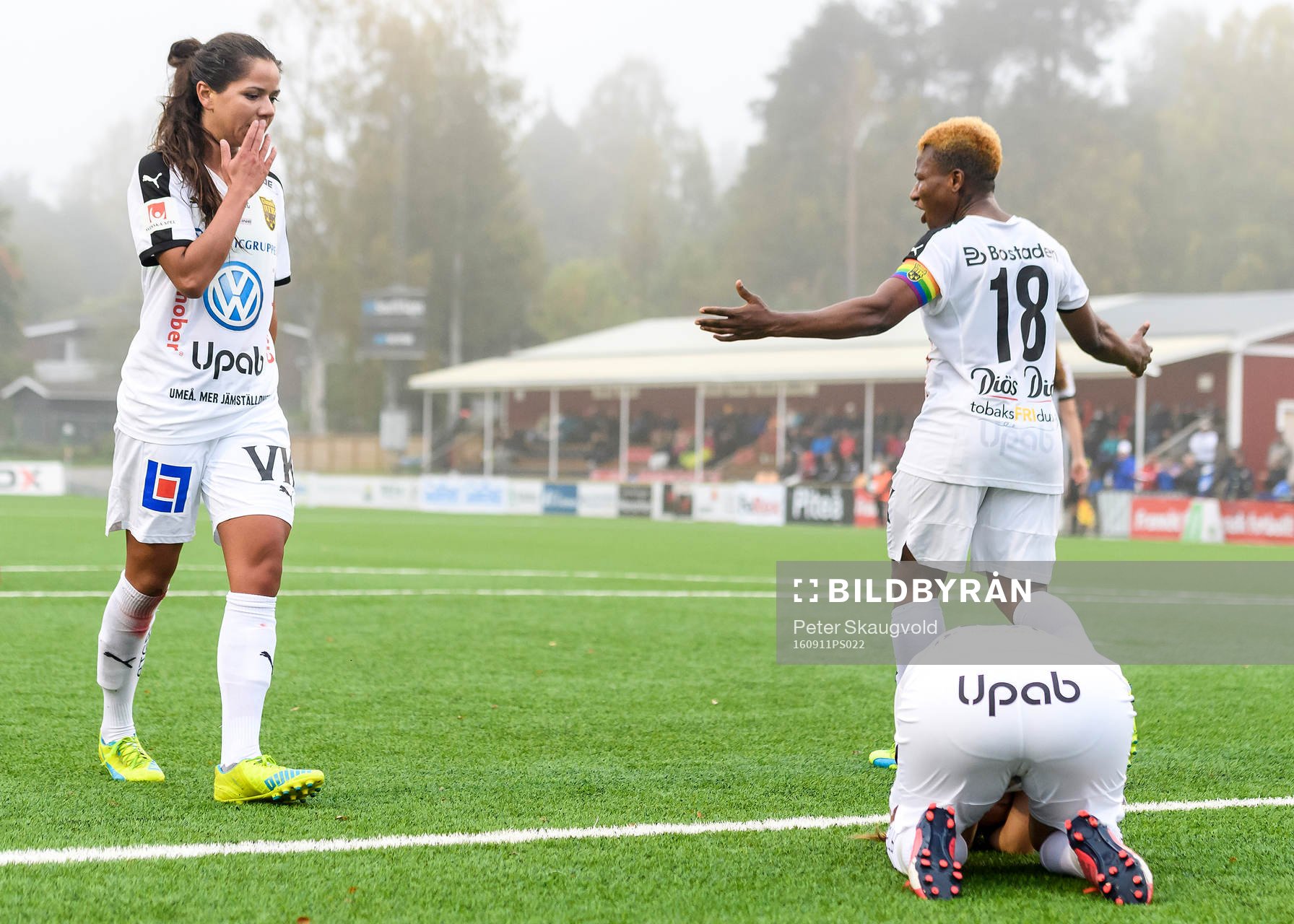 Umeås Sabrina Henriksson (v) Fanny Hjelm (m) och Rita