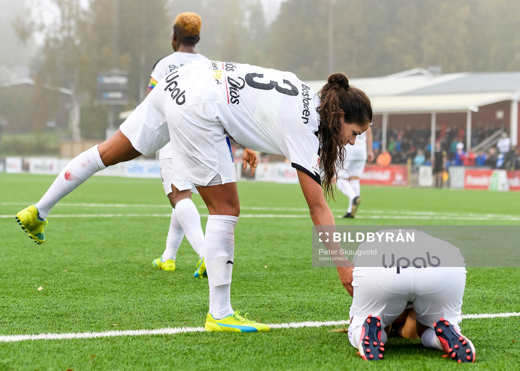 Umeås Sabrina Henriksson (v) och Fanny Hjelm (h) deppar