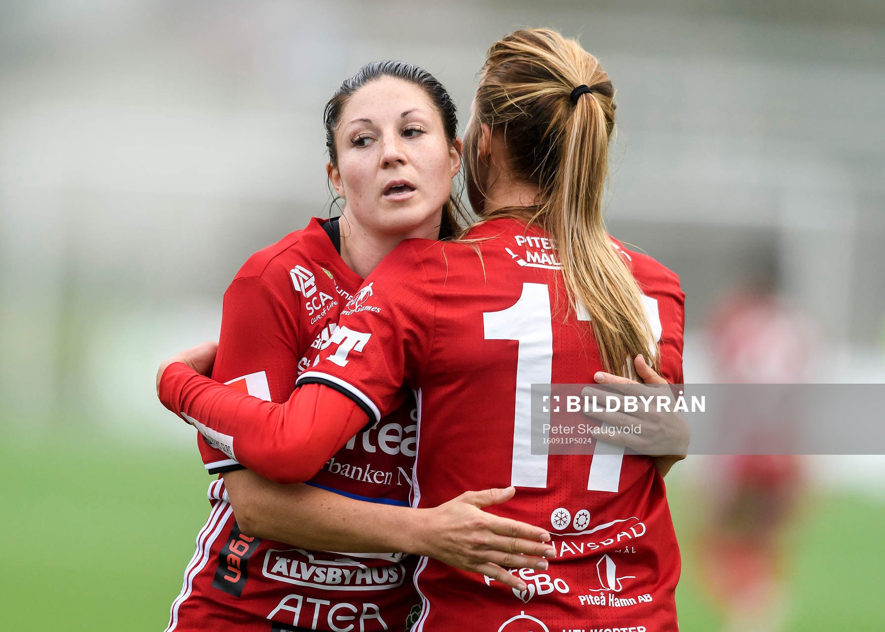Piteås Josefin Johansson kramar om Lotta Ökvist