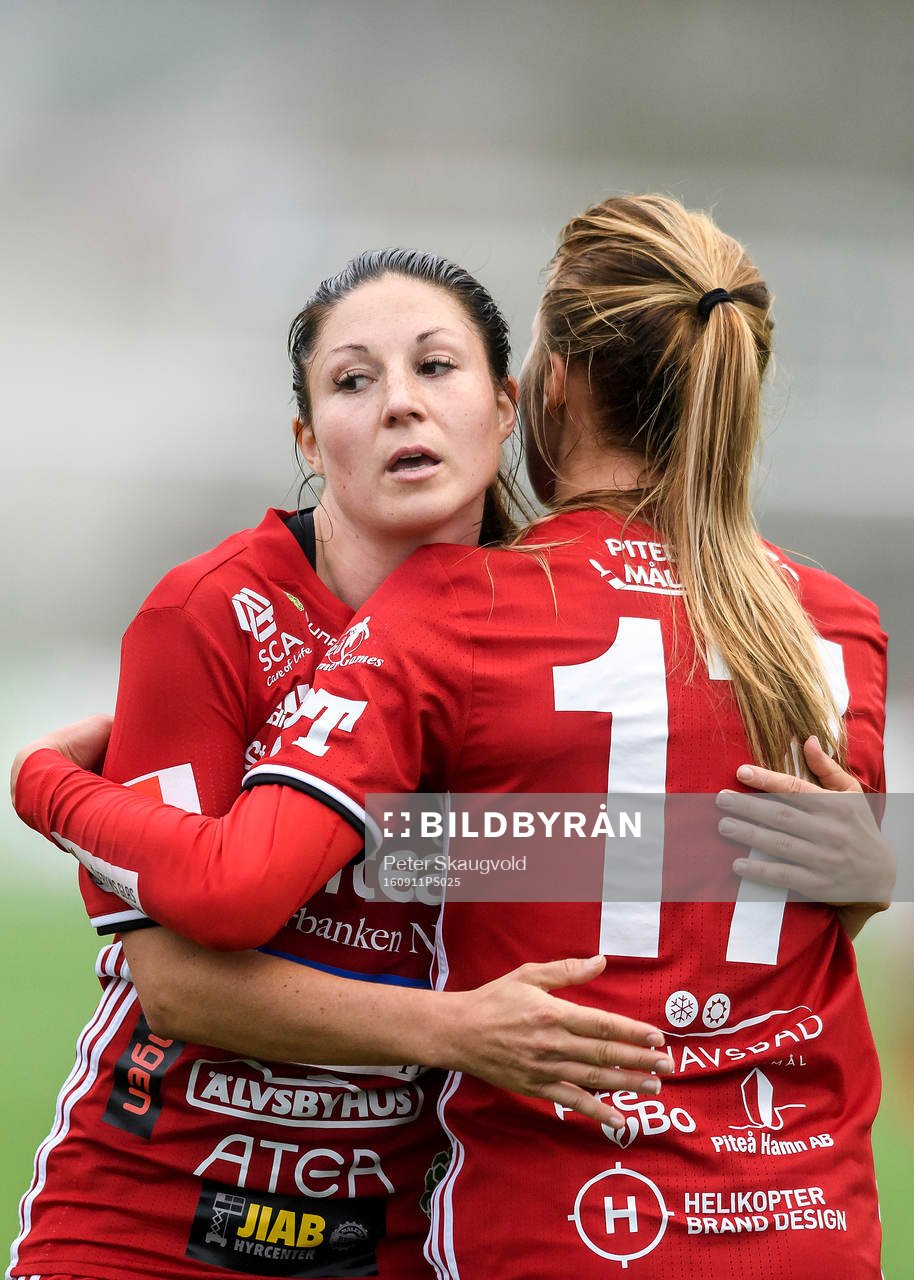 Piteås Josefin Johansson kramar om Lotta Ökvist