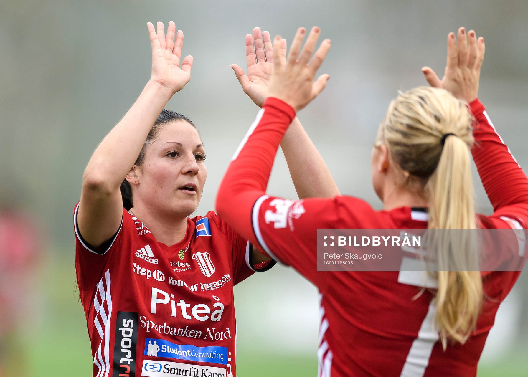 Piteås Josefin Johansson jublar tillsammans med Irma Helin efter vinsten mot Umeå under fotbollsmatchen i Damallsvenskan mellan Piteå och Umeå den 7 september 2016 i Piteå.