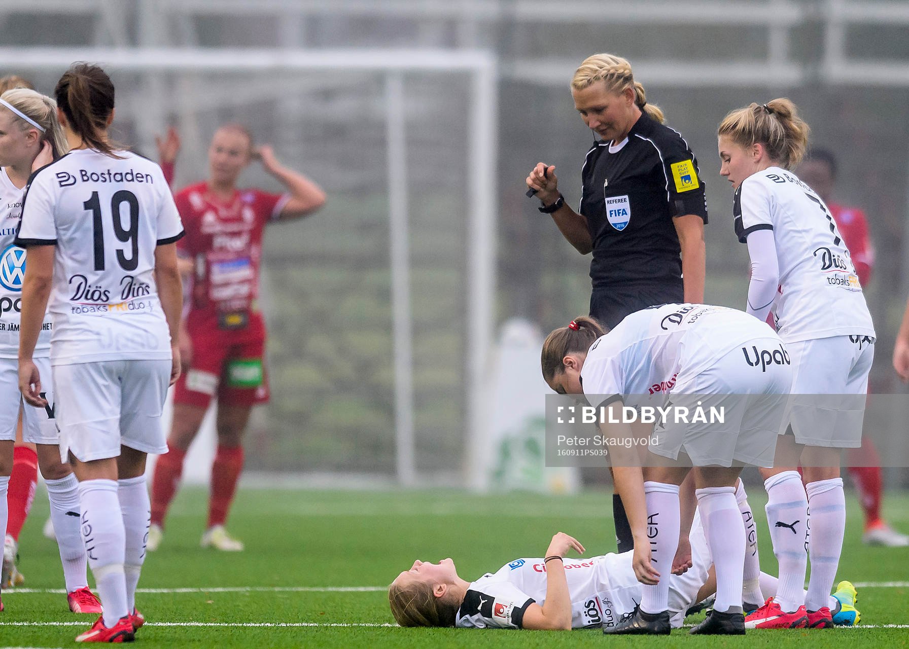 Umeås Elin Bäckström ligger skadad på gräset under fotbollsmatchen i Damallsvenskan mellan Piteå och Umeå den 7 september 2016 i Piteå.