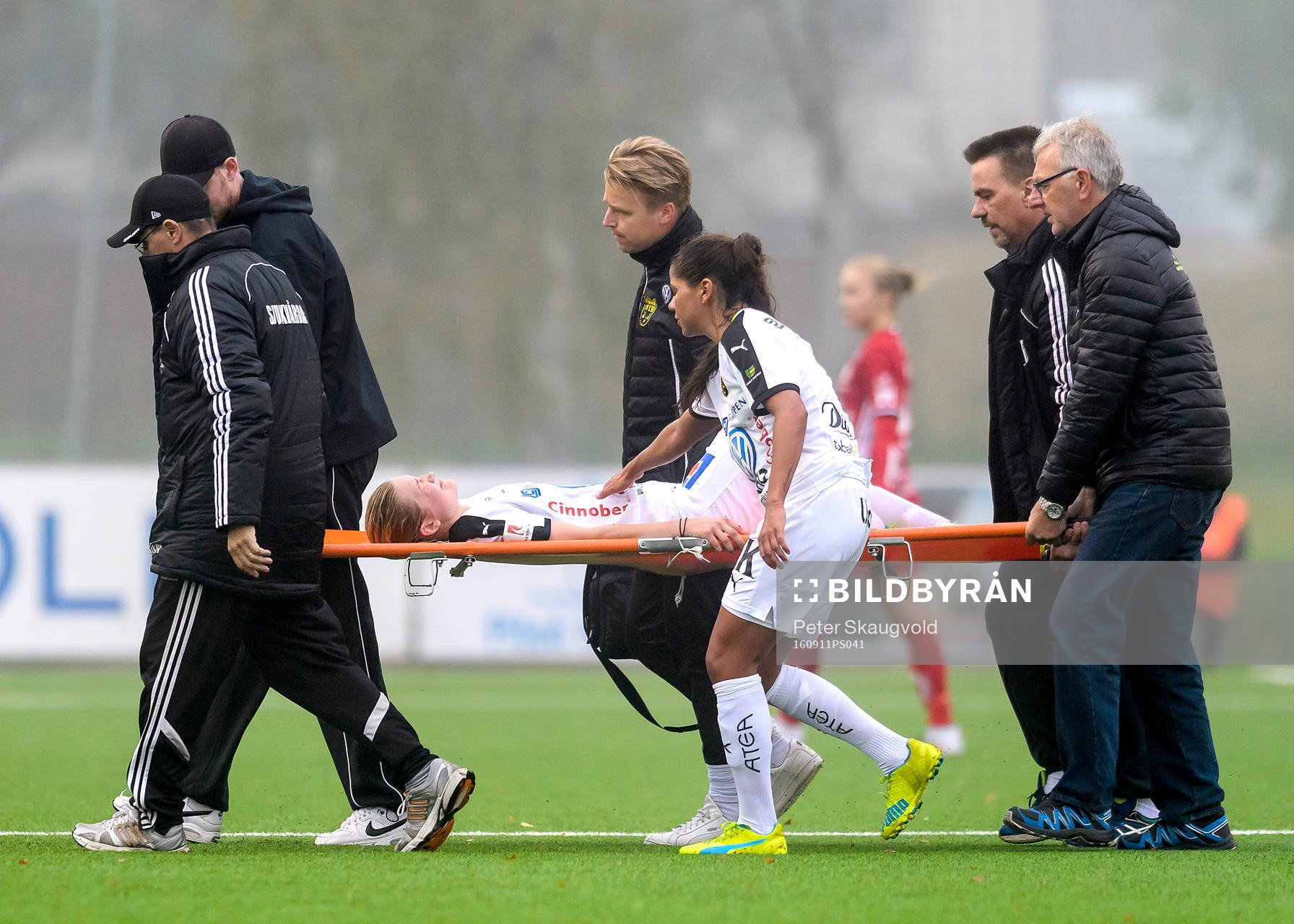 Umeås Elin Bäckström blir utburen på bår under fotbollsmatchen i Damallsvenskan mellan Piteå och Umeå den 7 september 2016 i Piteå.