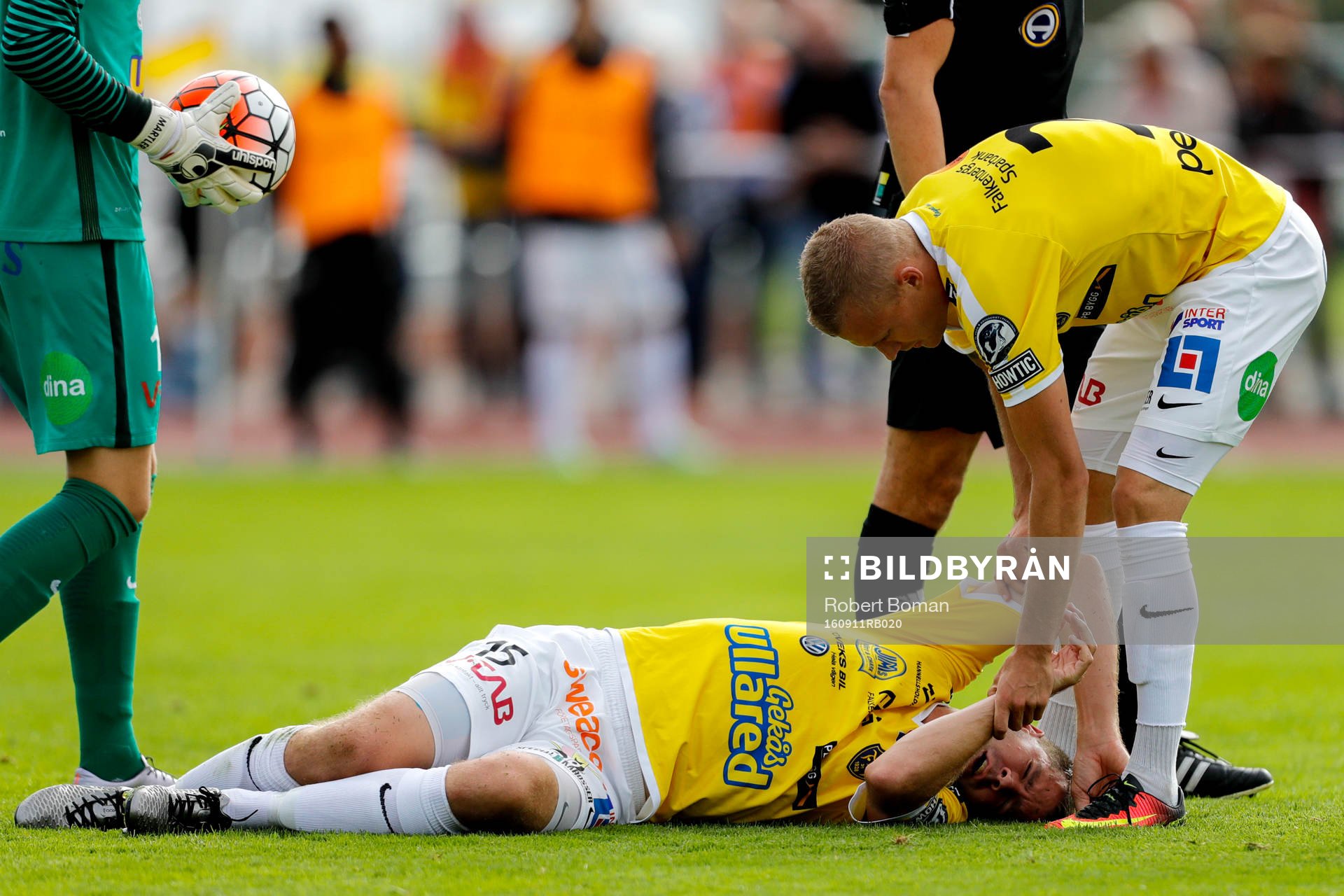 Falkenbergs Rasmus Sjöstedt ser till Stefan Rodevåg