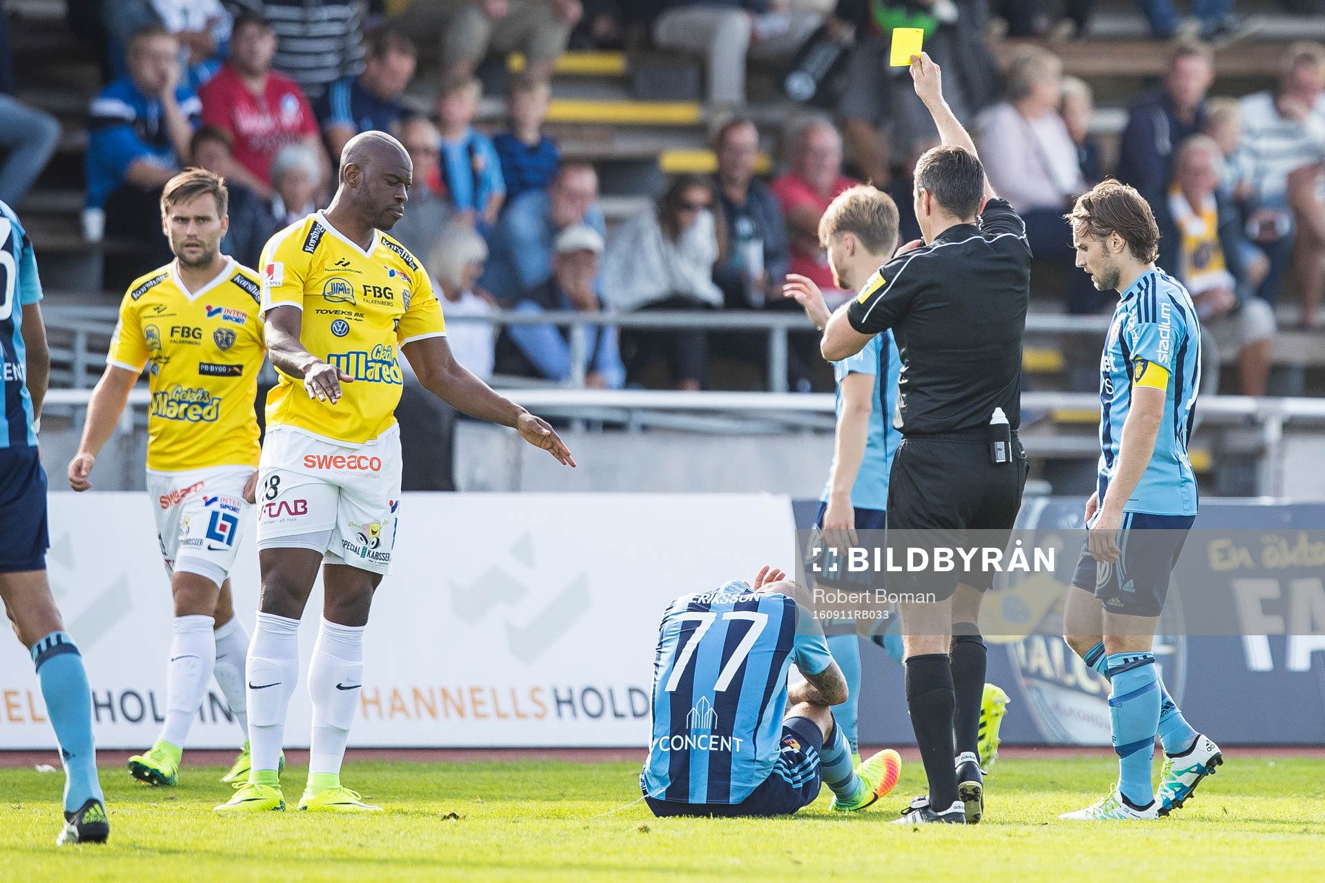 Domare Bojan Pandzic ger Falkenbergs Hakeem Araba gult kort