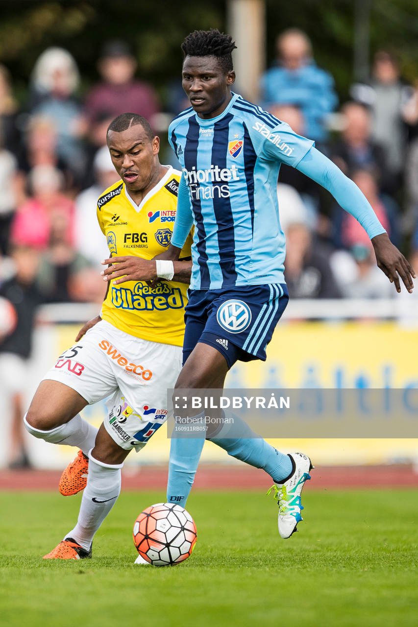Falkenbergs Felipe Carvalho  och Djurgårdens Michael Olunga