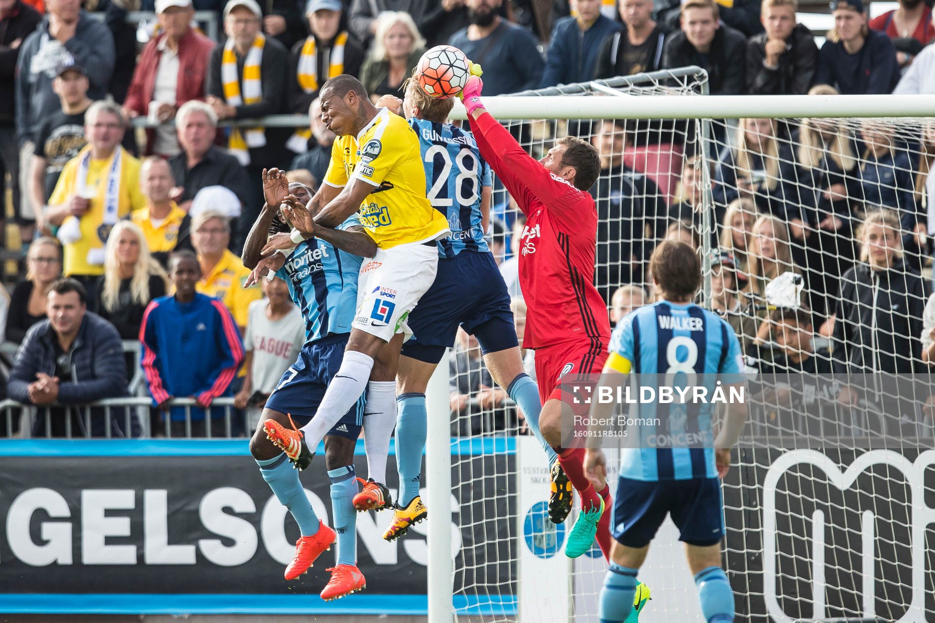 Falkenbergs Felipe Carvalho  och Djurgårdens målvakt