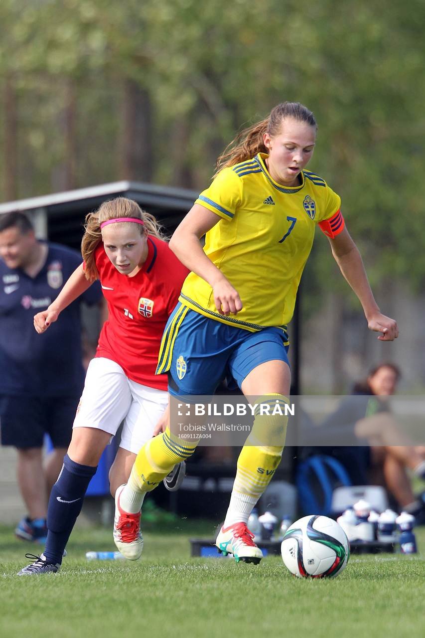 Sveriges lagkapten nummer 7 Frida Thörnqvist under F16-landskampen i fotboll mellan Sverige och Norge den 11 september 2016 på Dalhem IP på Gotland.