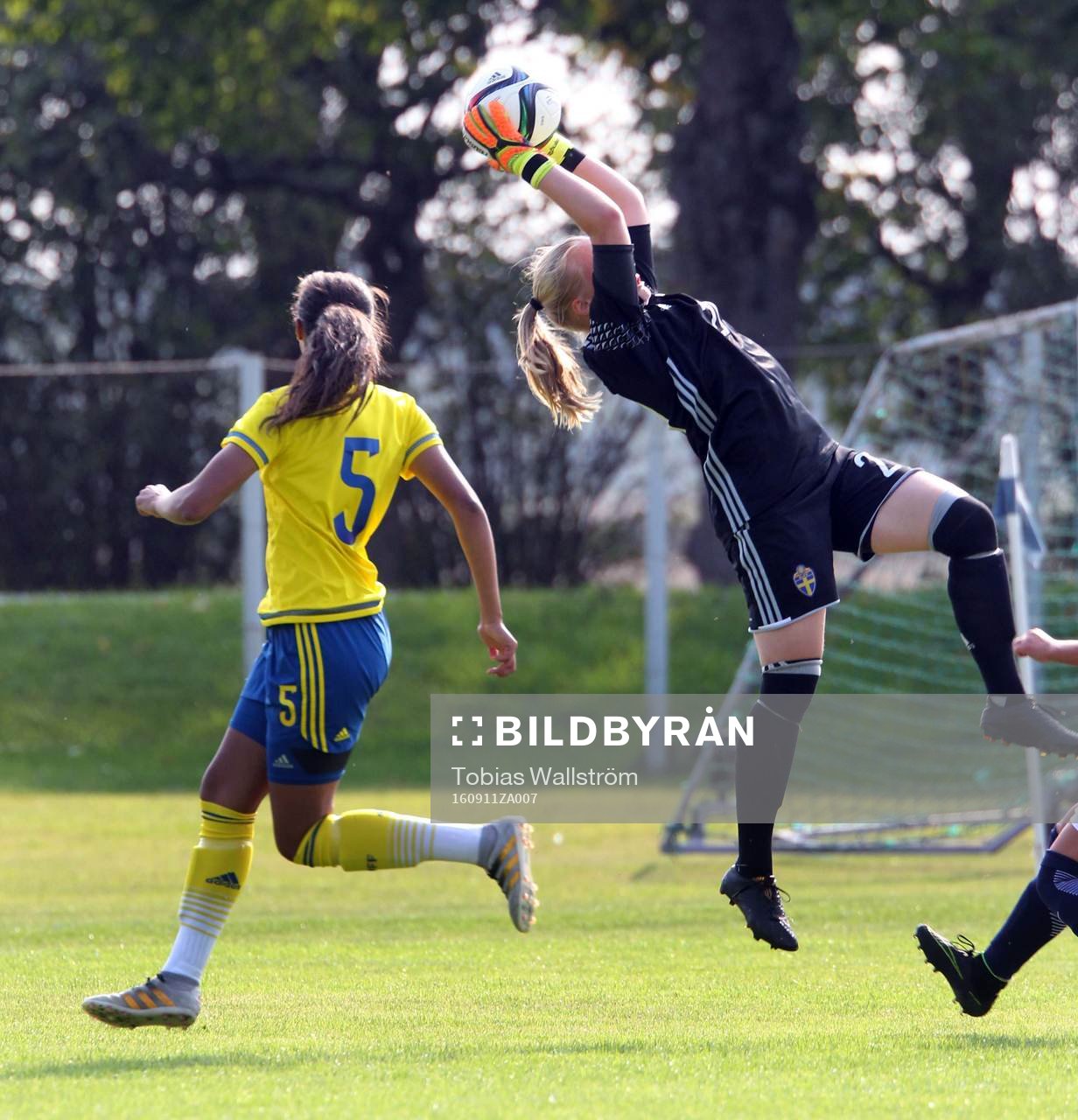 Sveriges målvakt 21 Vendela Velander och nr 5 Rubi Reid Jansson under F16-landskampen i fotboll mellan Sverige och Norge den 11 september 2016 på Dalhem IP på Gotland.