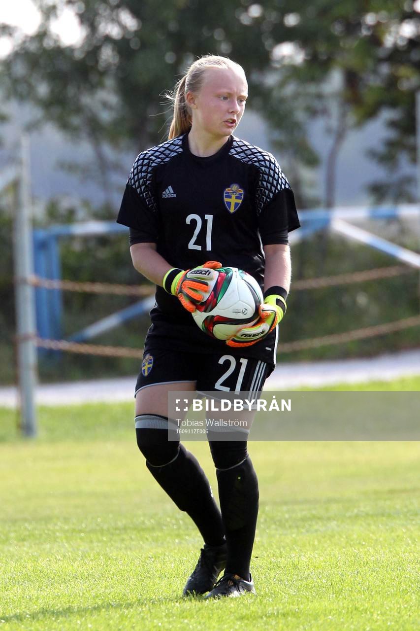 Sveriges målvakt 21 Vendela Velander under F16-landskampen i fotboll mellan Sverige och Norge den 11 september 2016 på Dalhem IP på Gotland.