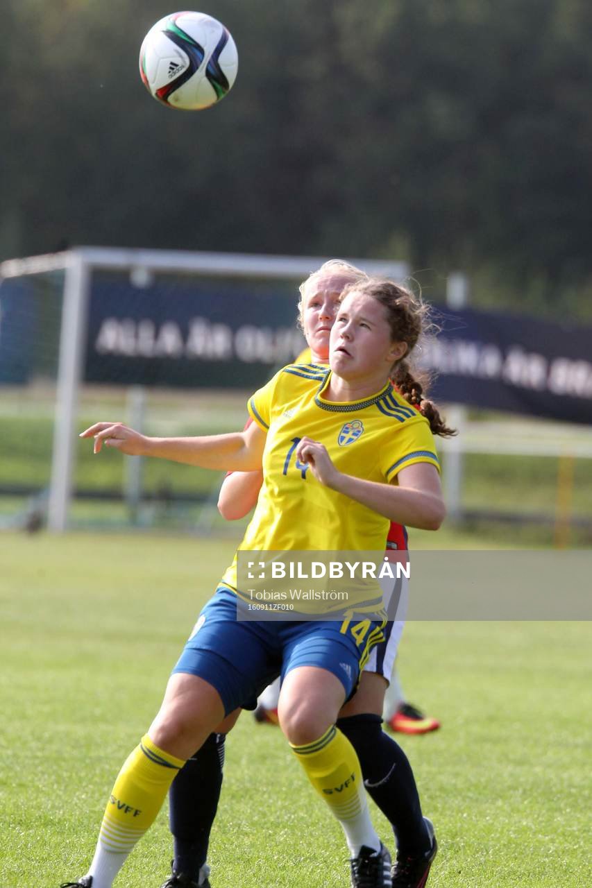 Sveriges nummer 14 Maja Udd under  F16-landskampen i fotboll mellan Sverige och Norge den 11 september 2016 på Dalhem IP på Gotland. 