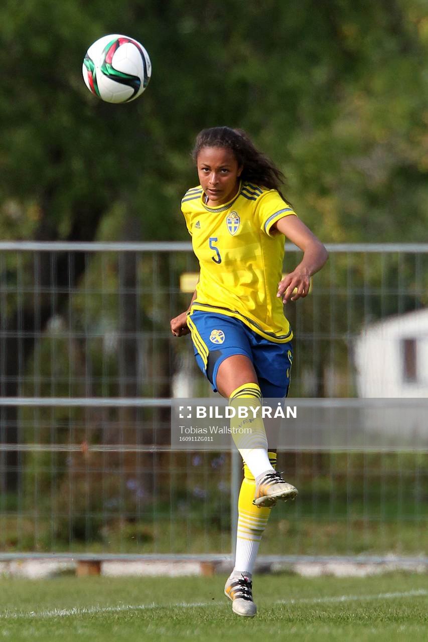 Sveriges nummer 5 Rubi Reid Jansson under F16-landskampen i fotboll mellan Sverige och Norge den 11 september 2016 på Dalhem IP på Gotland.