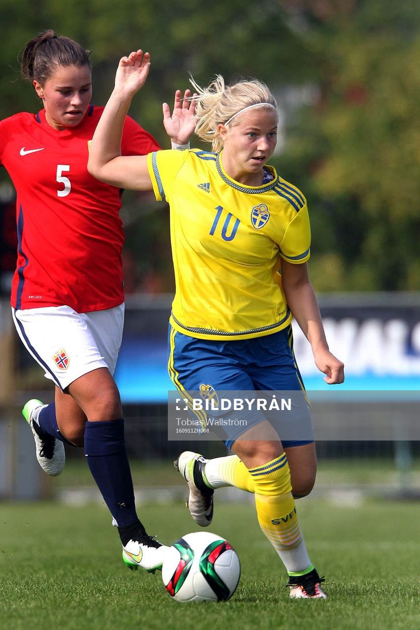 Sveriges nummer 10 Sara Linnakallio under F16-landskampen i fotboll mellan Sverige och Norge den 11 september 2016 på Dalhem IP på Gotland.